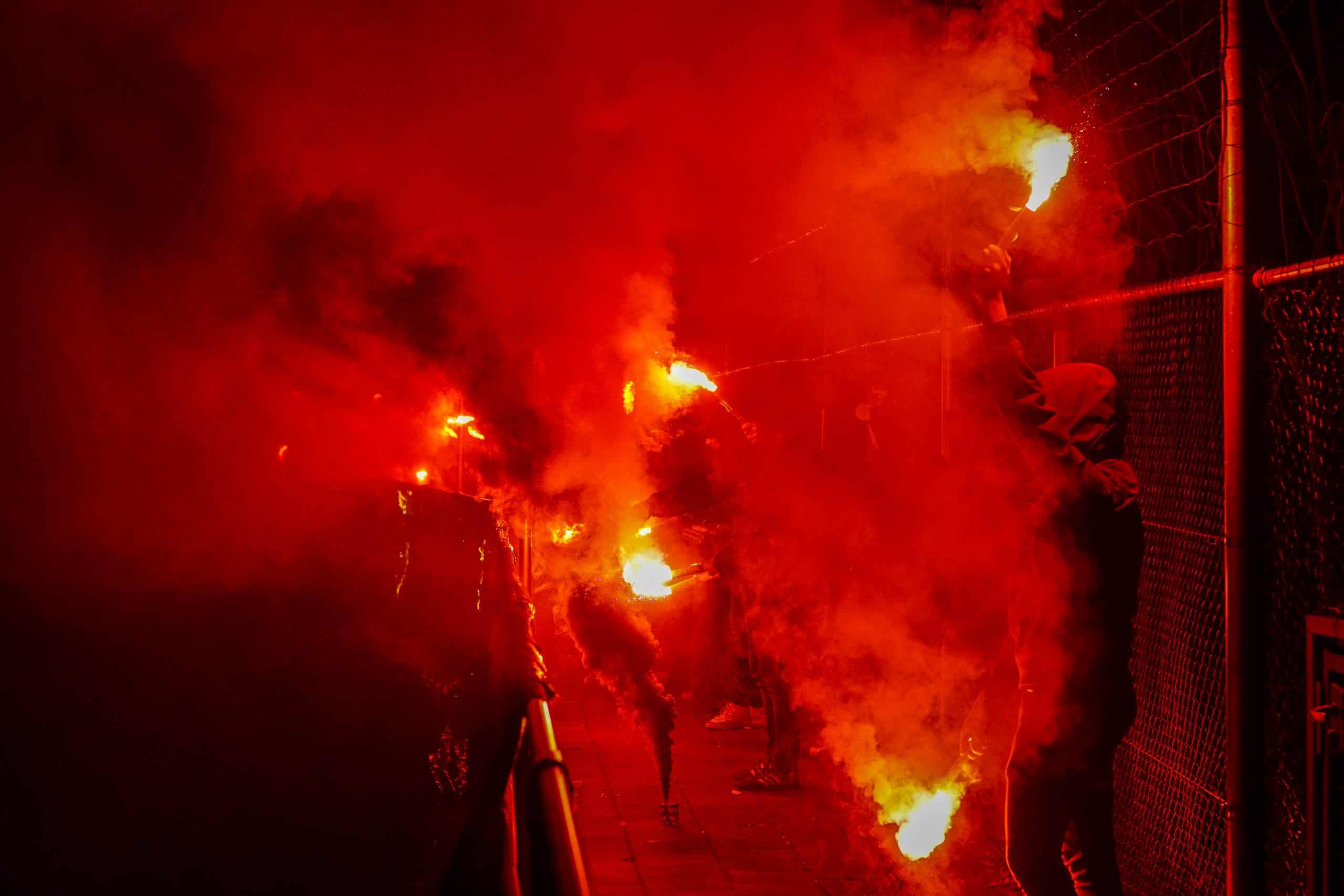 Gigantische pyroshow bij derby van Zevenaar