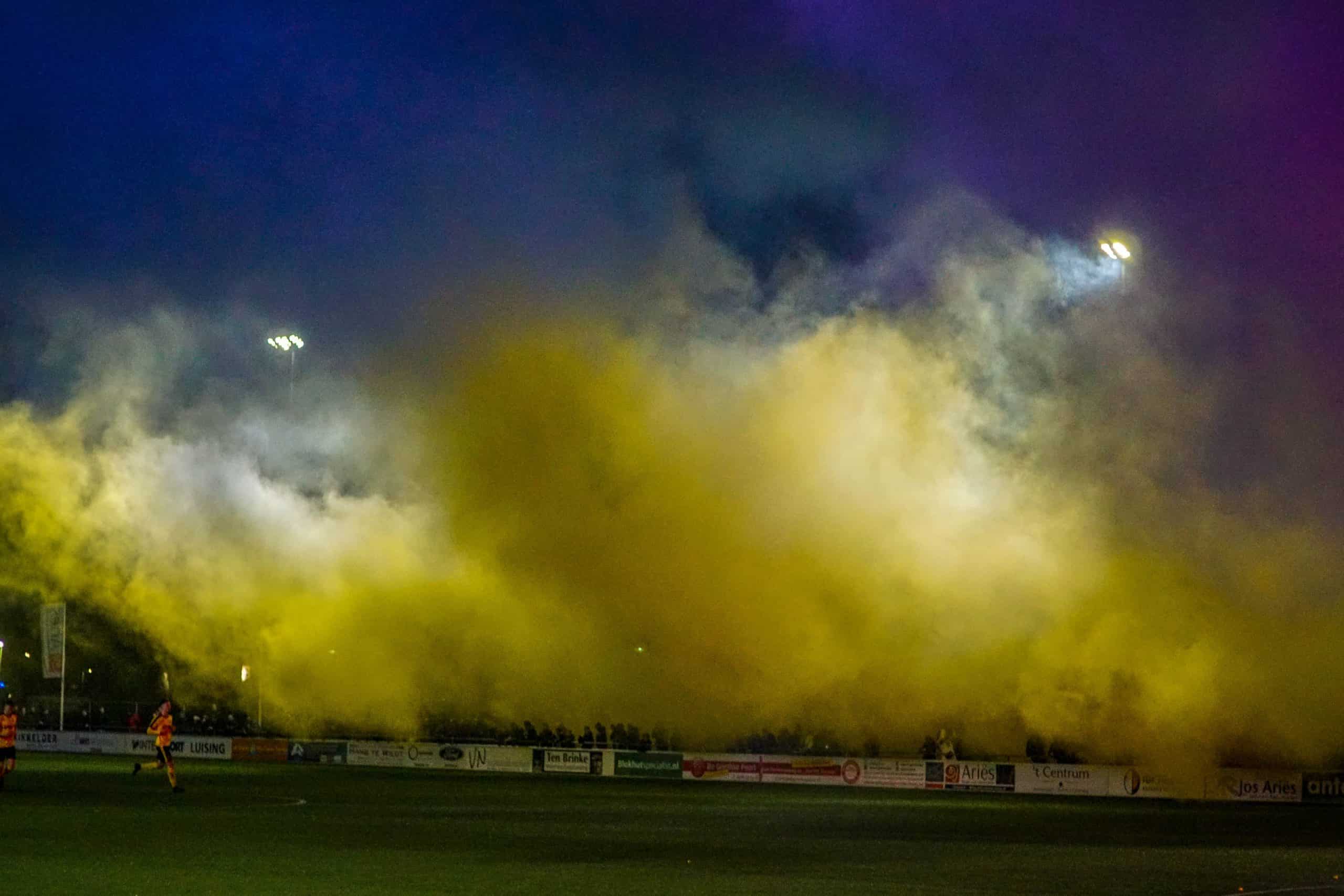 Gigantische pyroshow bij derby van Zevenaar