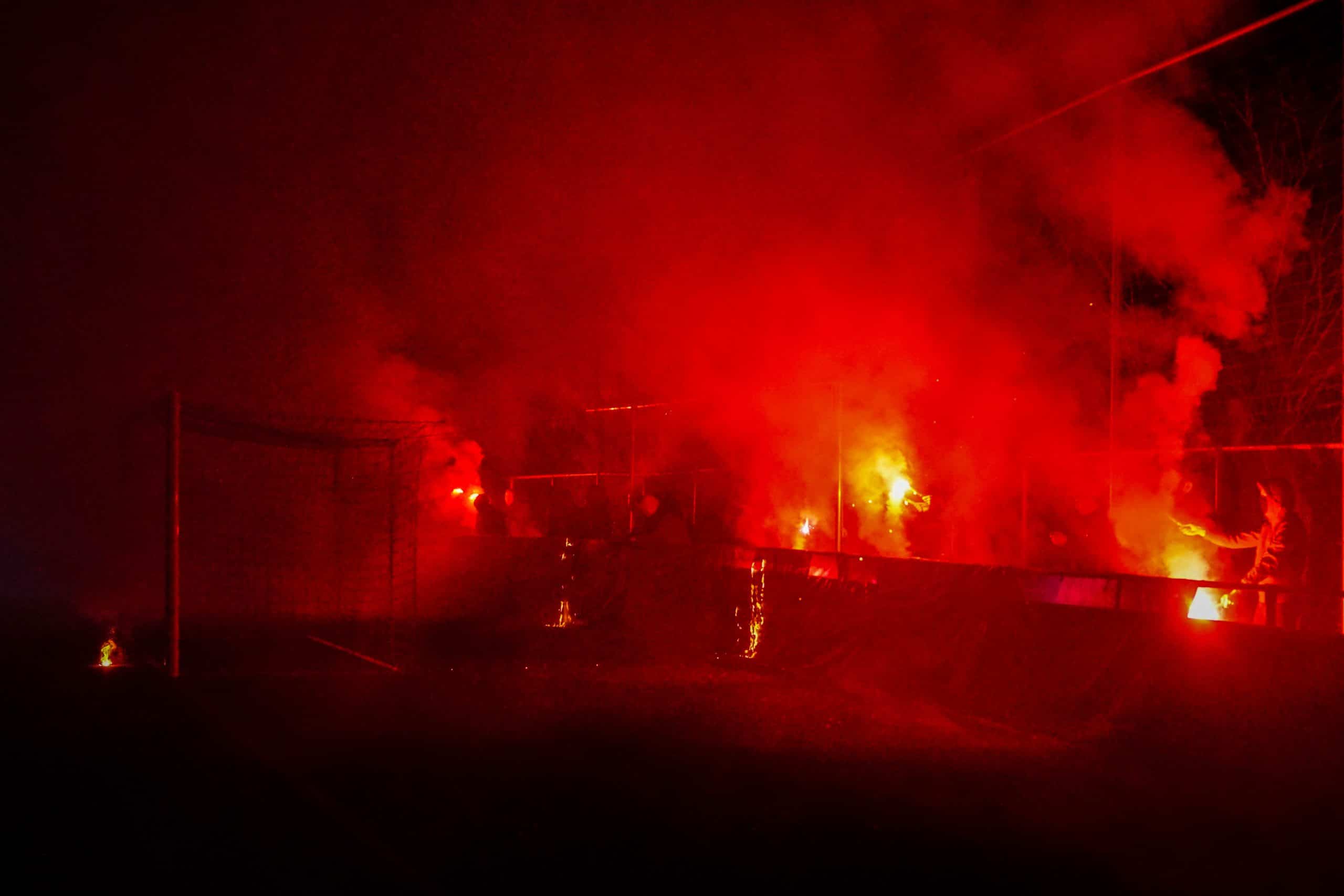 Gigantische pyroshow bij derby van Zevenaar