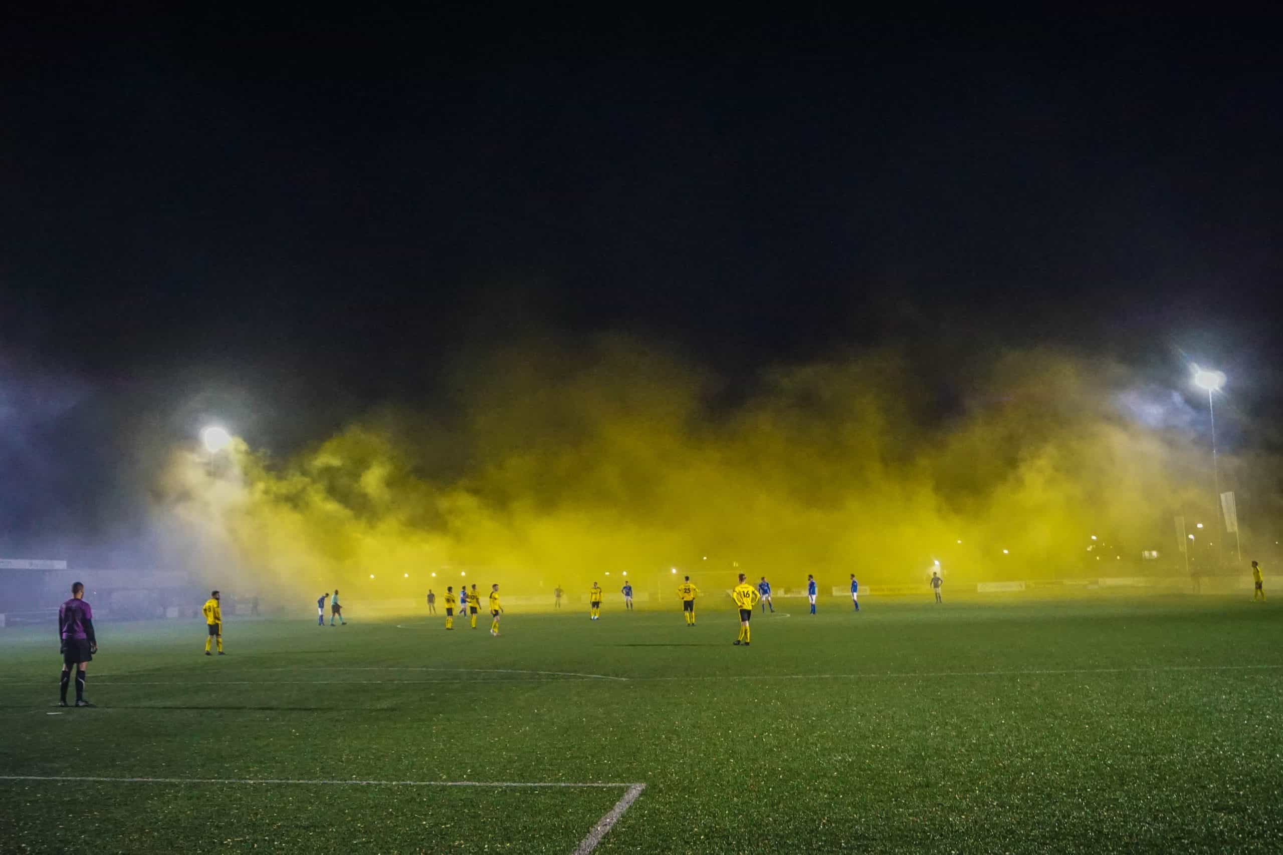 Gigantische pyroshow bij derby van Zevenaar