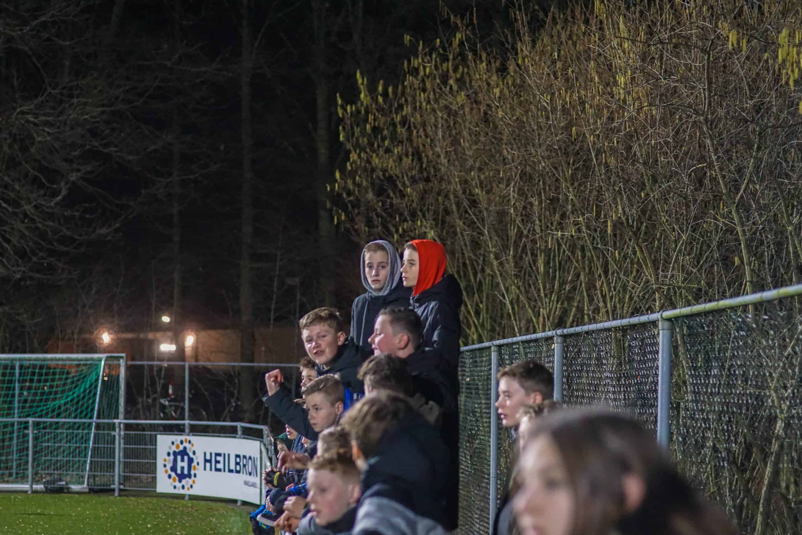 Gigantische pyroshow bij derby van Zevenaar