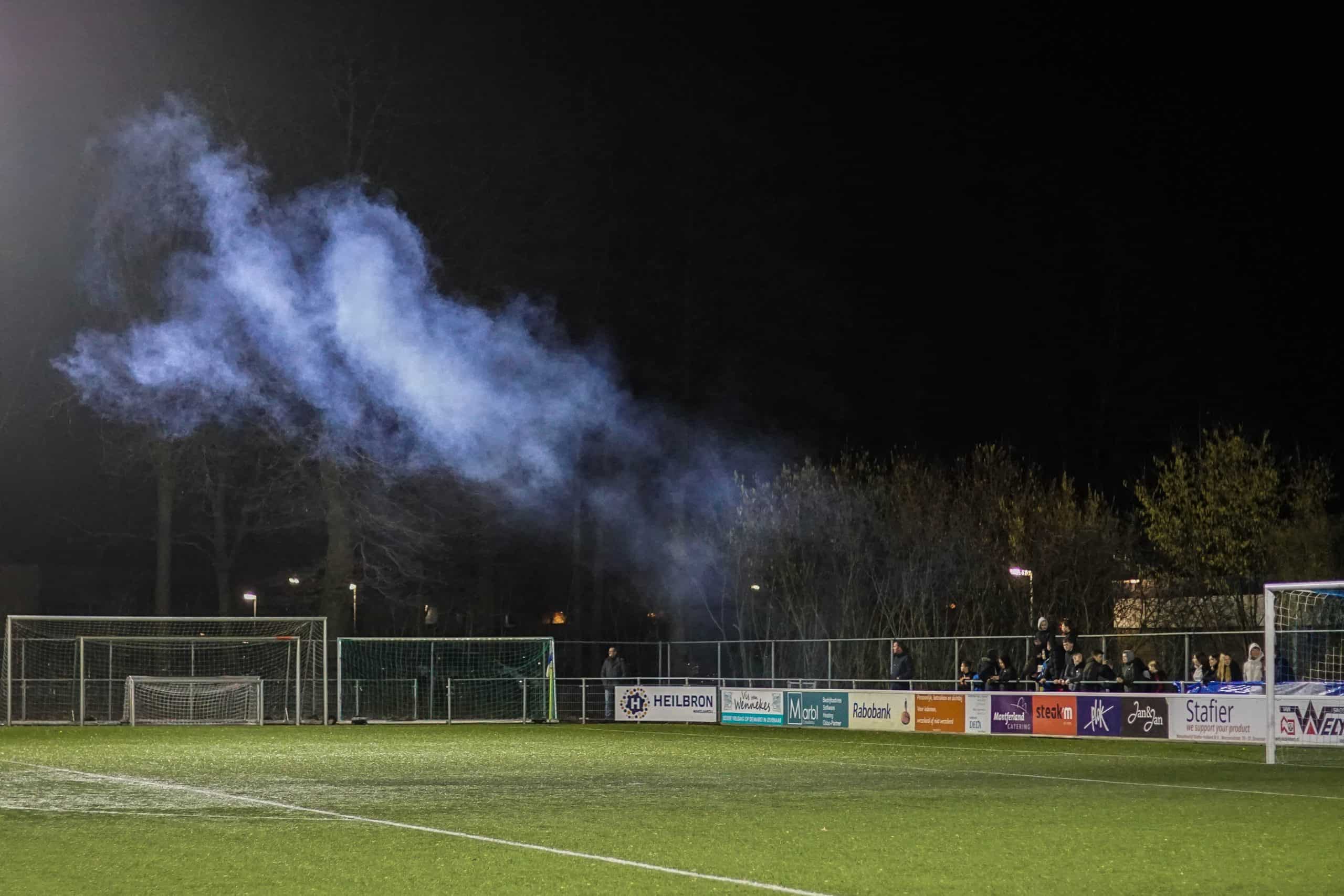 Gigantische pyroshow bij derby van Zevenaar