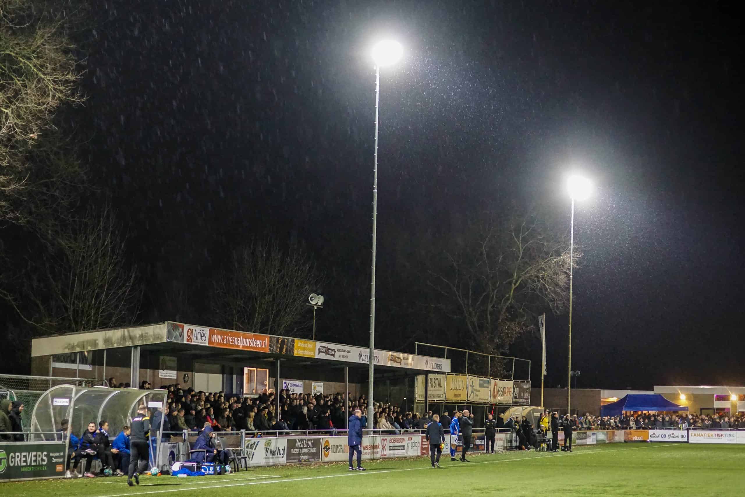 Gigantische pyroshow bij derby van Zevenaar