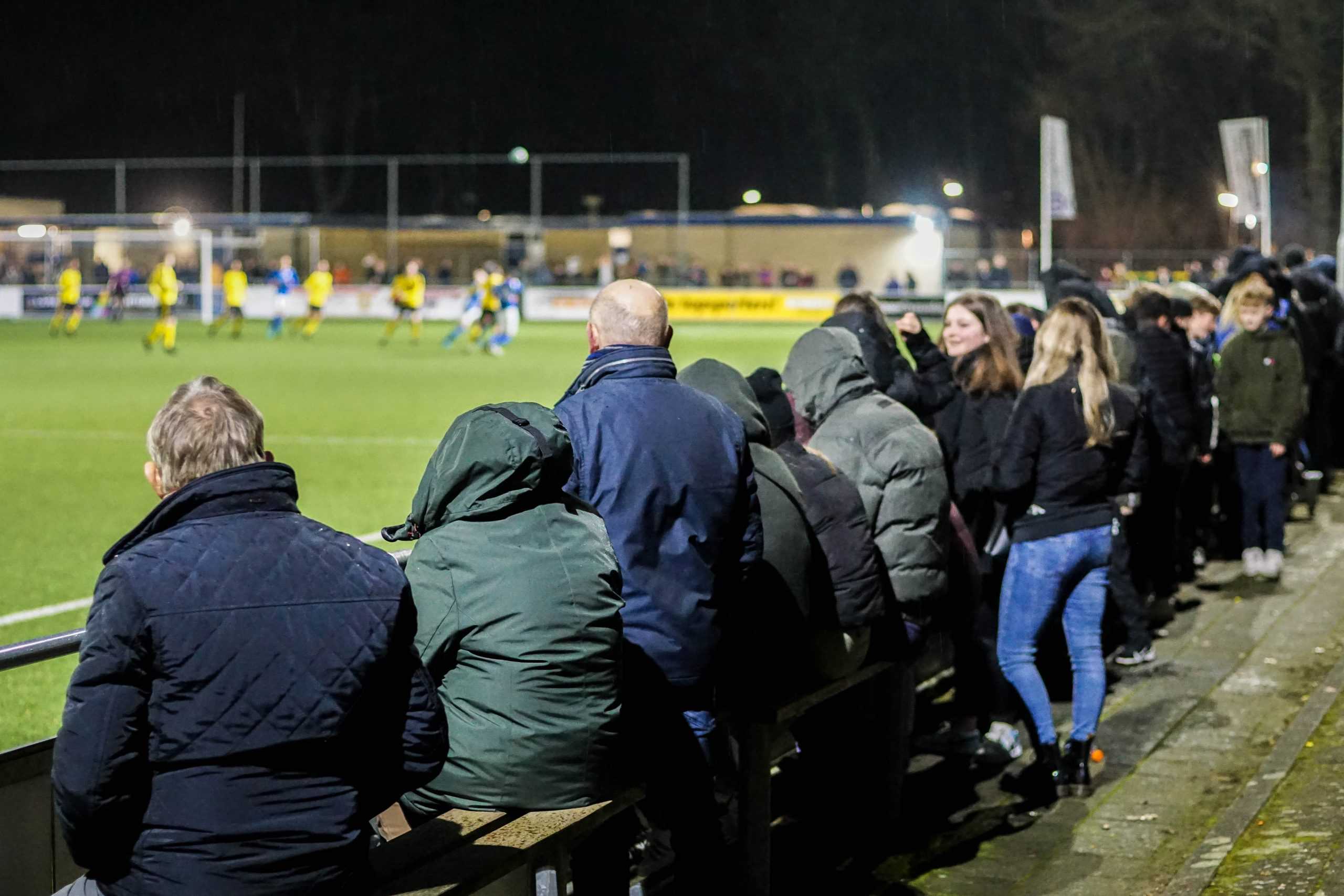 Gigantische pyroshow bij derby van Zevenaar