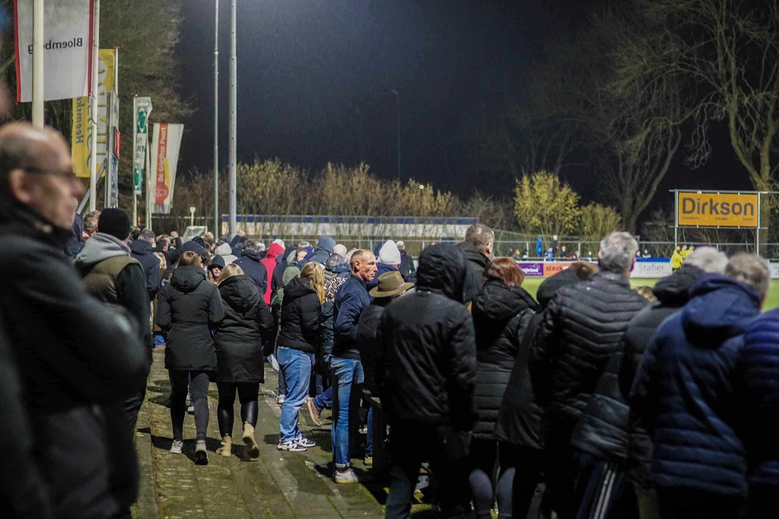 Gigantische pyroshow bij derby van Zevenaar