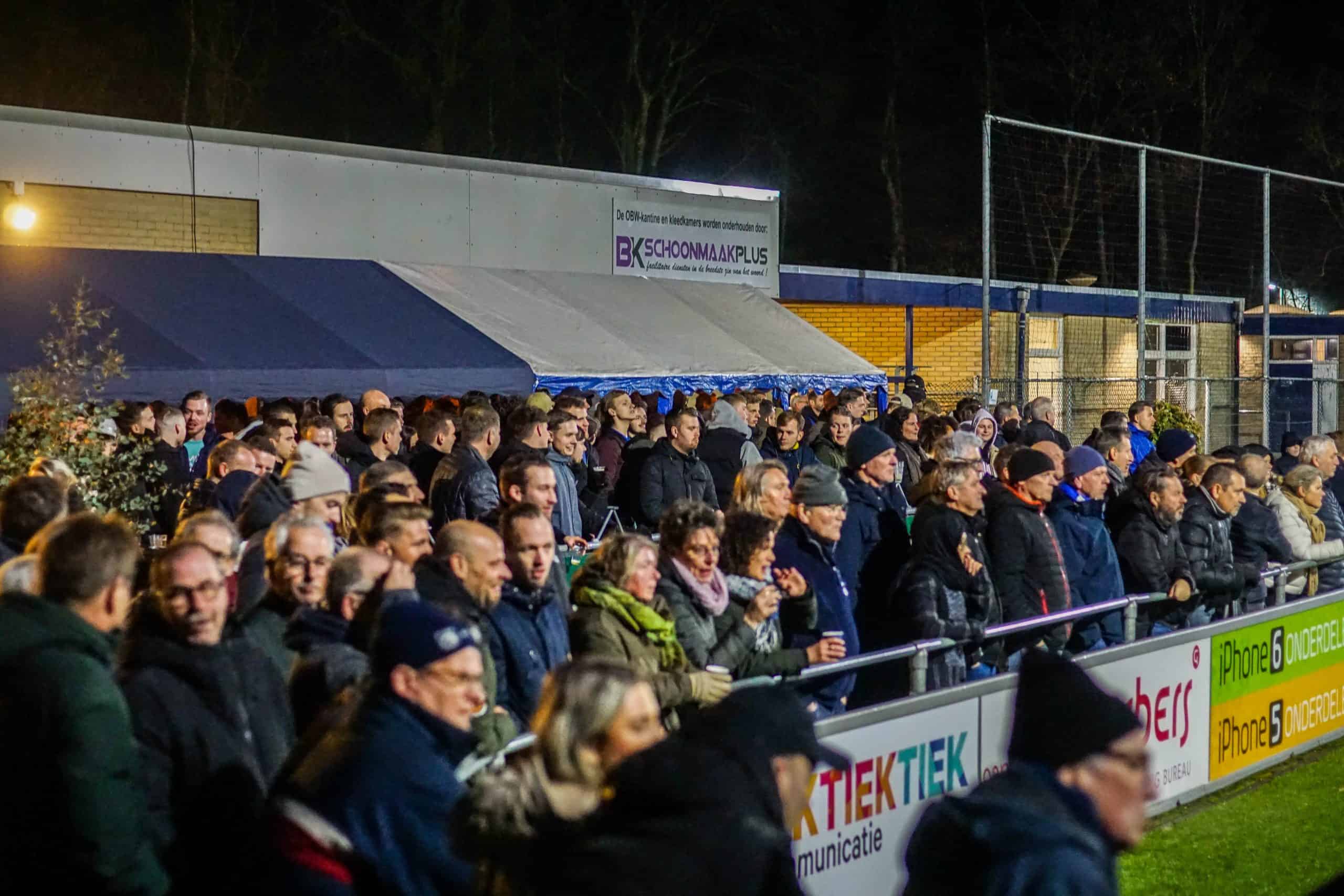 Gigantische pyroshow bij derby van Zevenaar