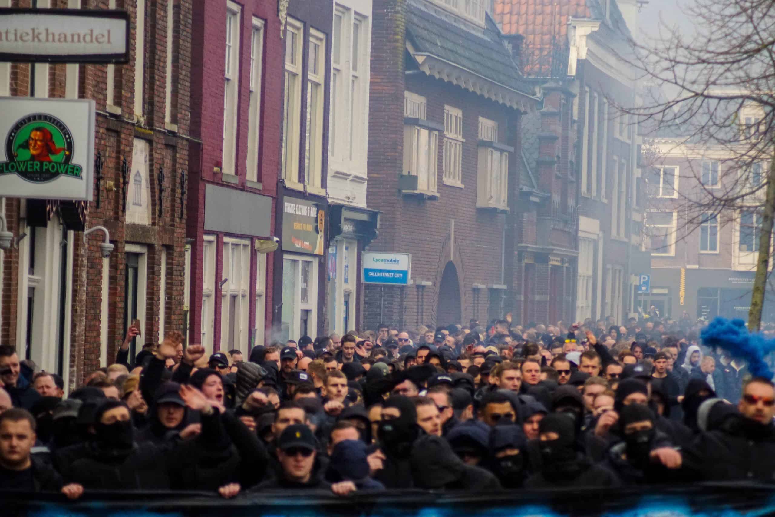 Onrustige middag in Leeuwarden bij memorabele Friese derby