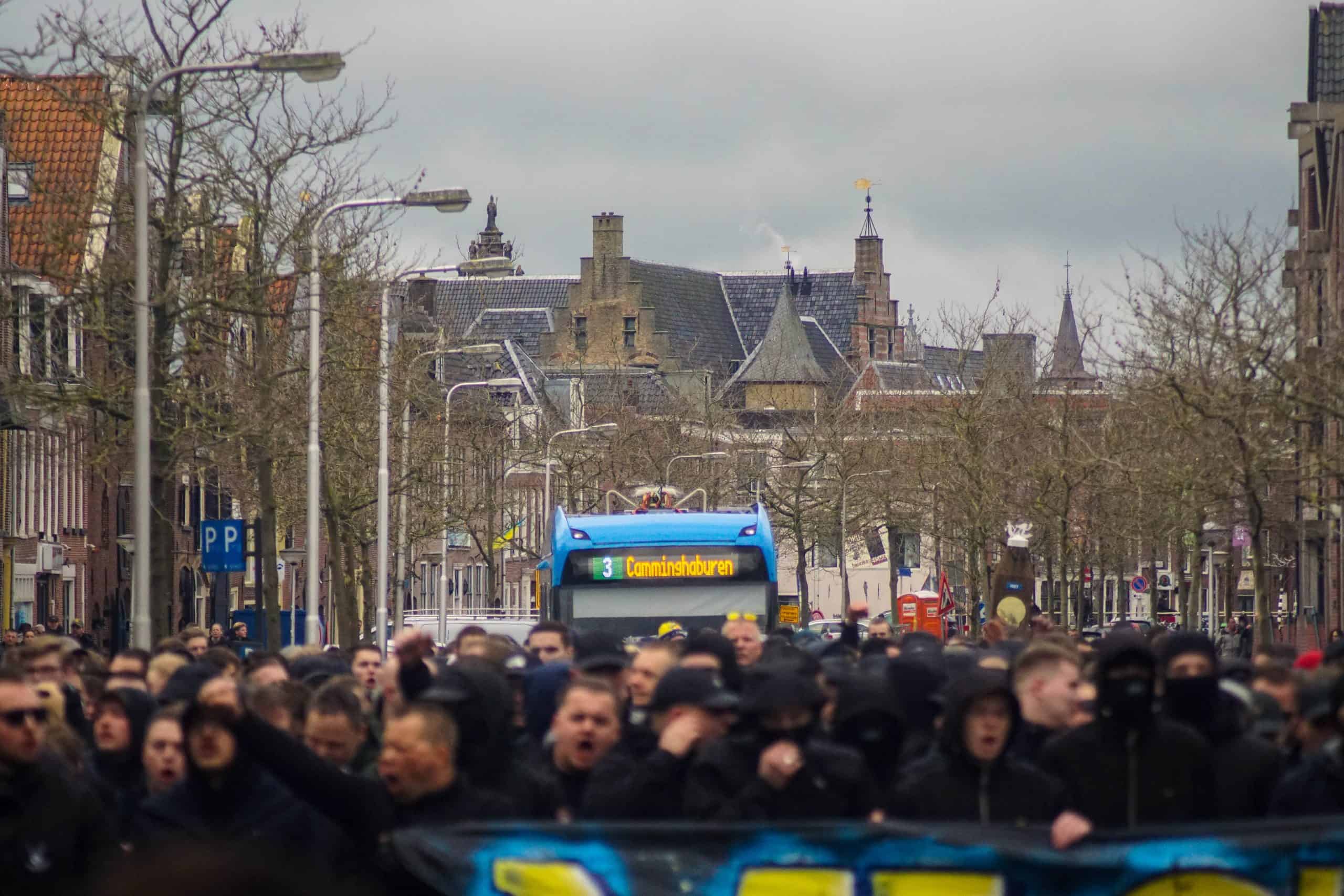 Onrustige middag in Leeuwarden bij memorabele Friese derby