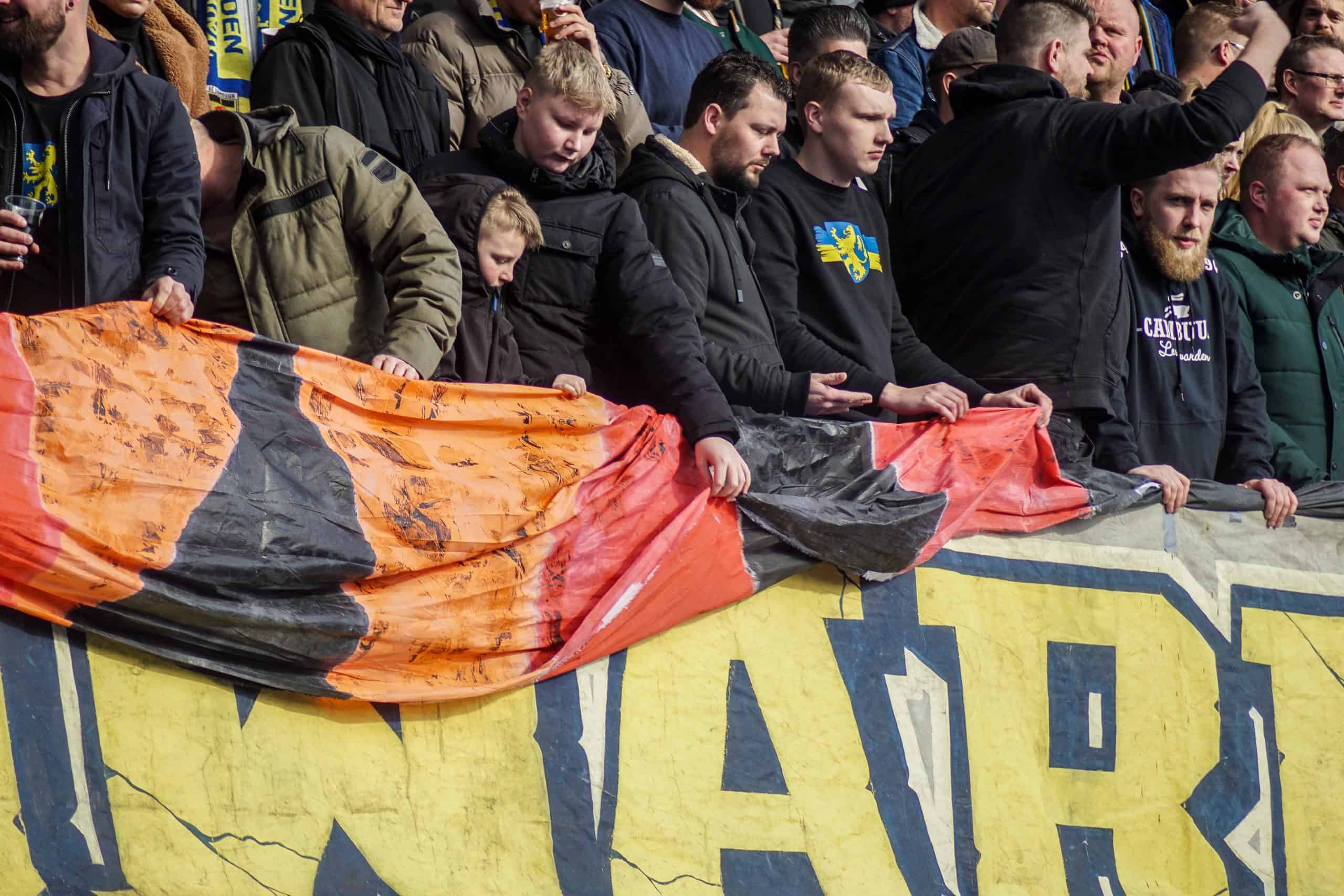 Onrustige middag in Leeuwarden bij memorabele Friese derby