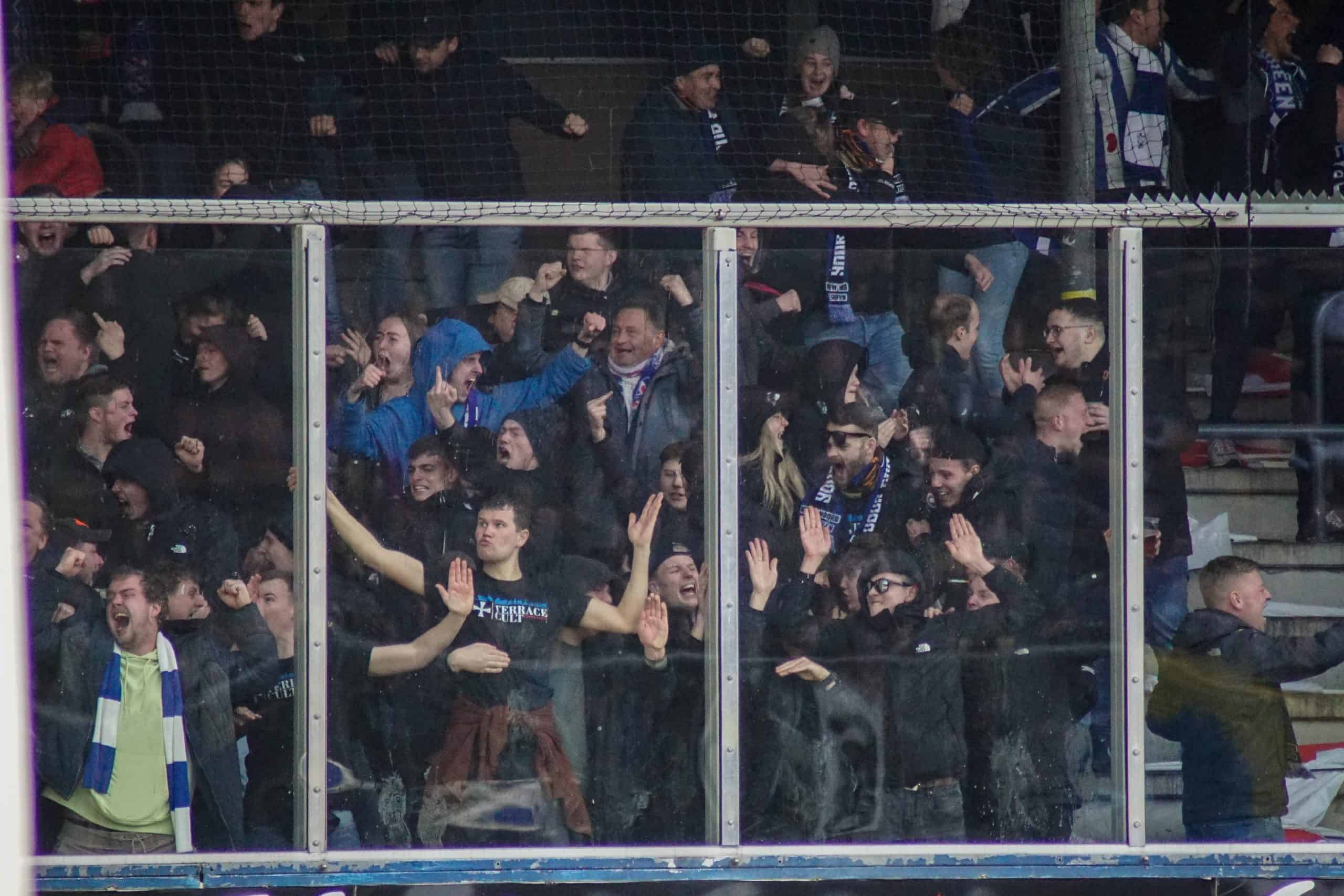 Onrustige middag in Leeuwarden bij memorabele Friese derby