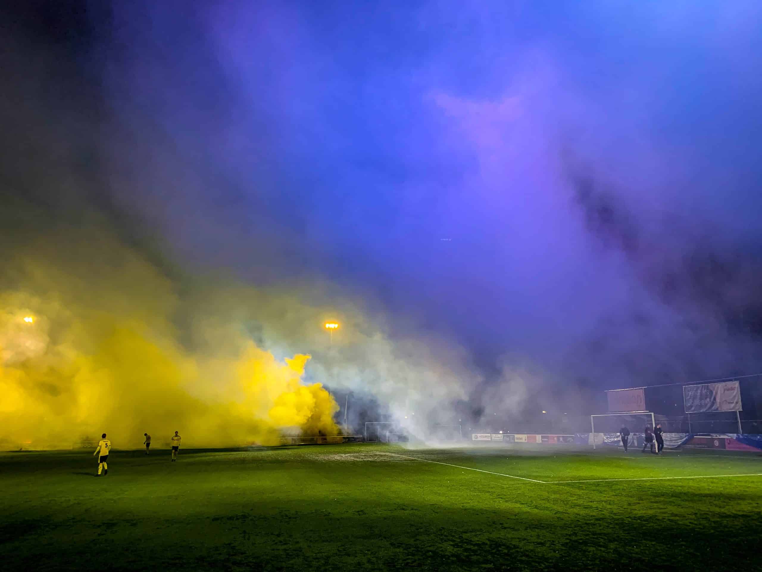 Gigantische pyroshow bij derby van Zevenaar