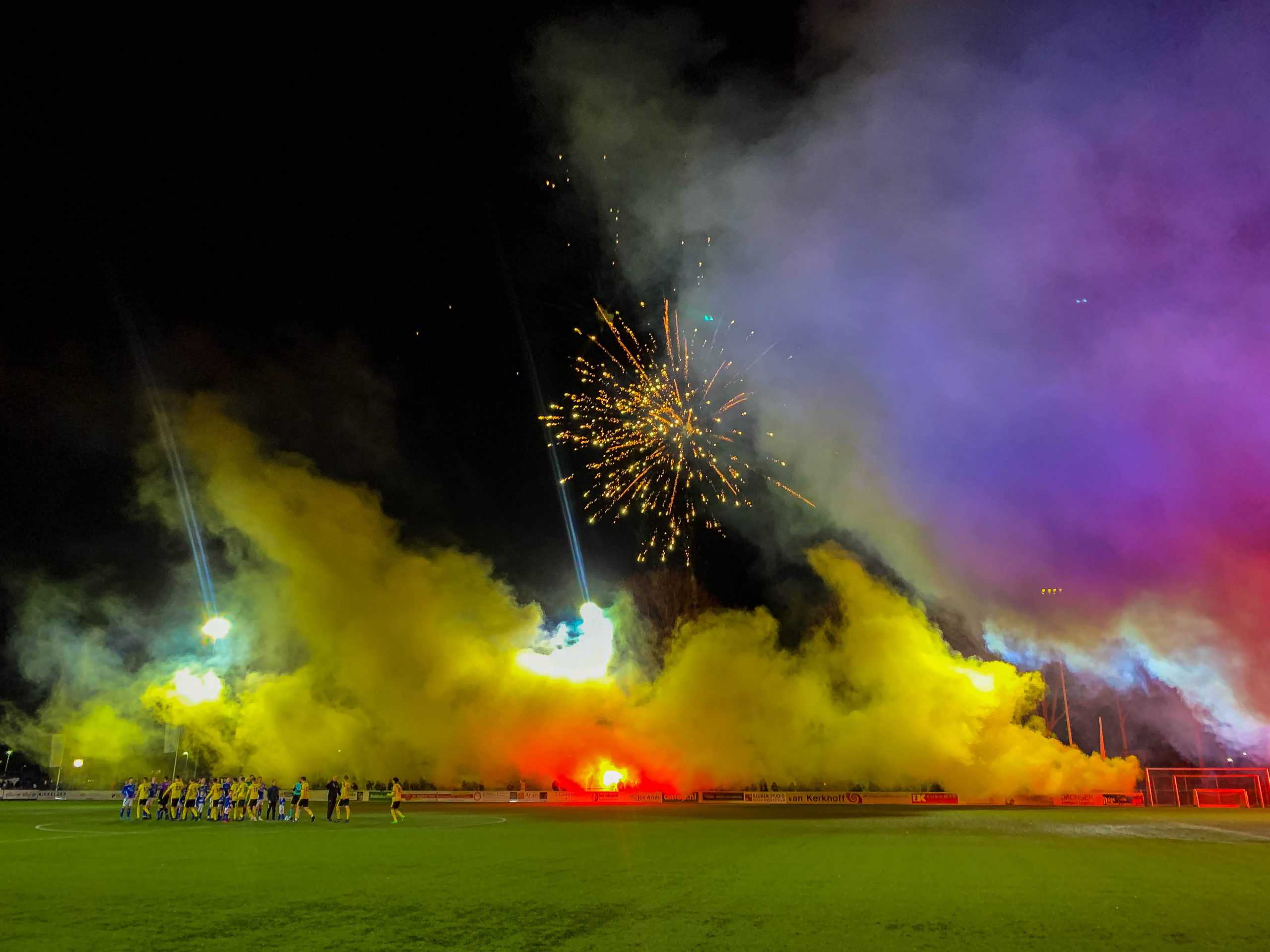 Gigantische pyroshow bij derby van Zevenaar
