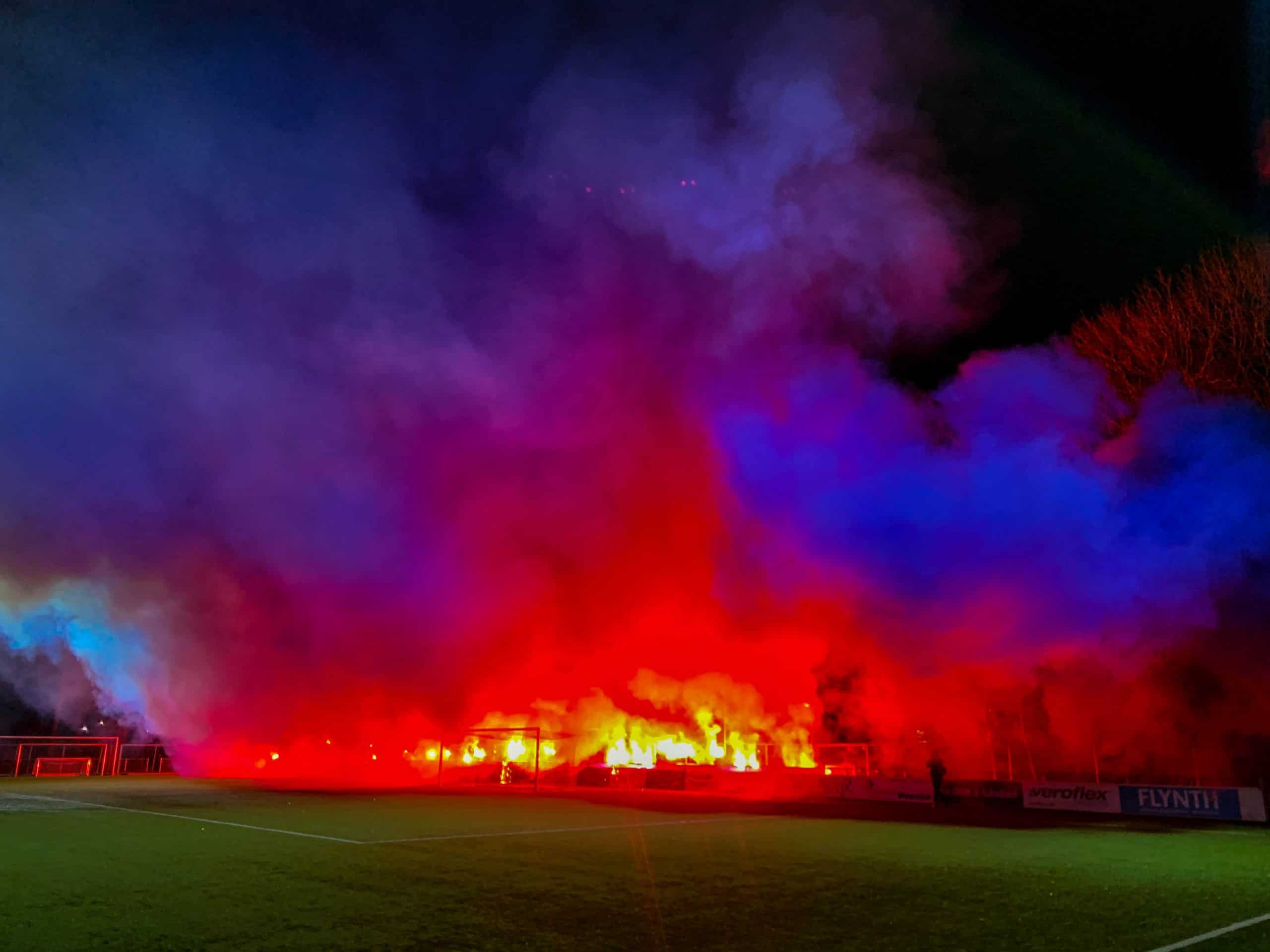 Gigantische pyroshow bij derby van Zevenaar
