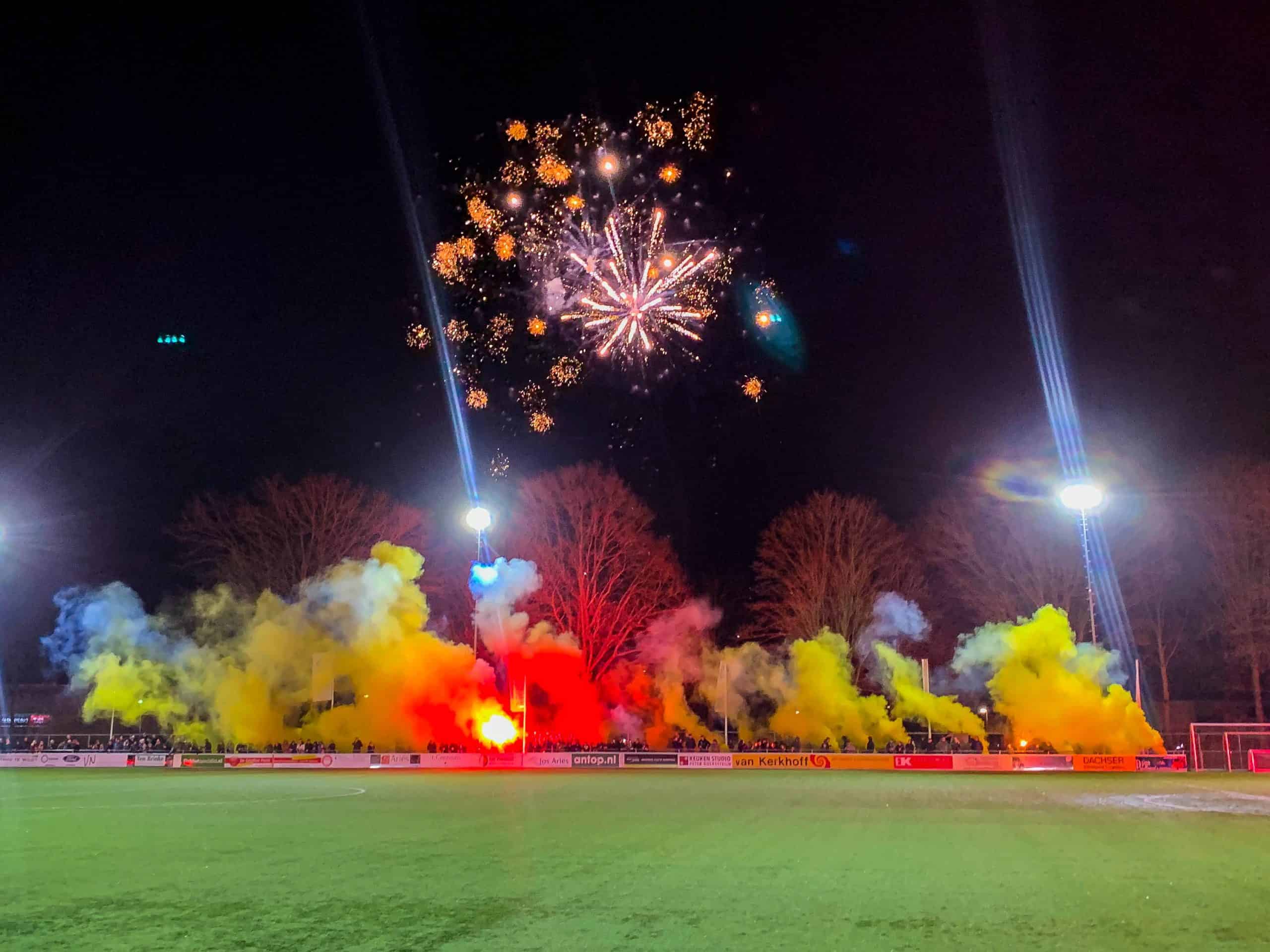Gigantische pyroshow bij derby van Zevenaar