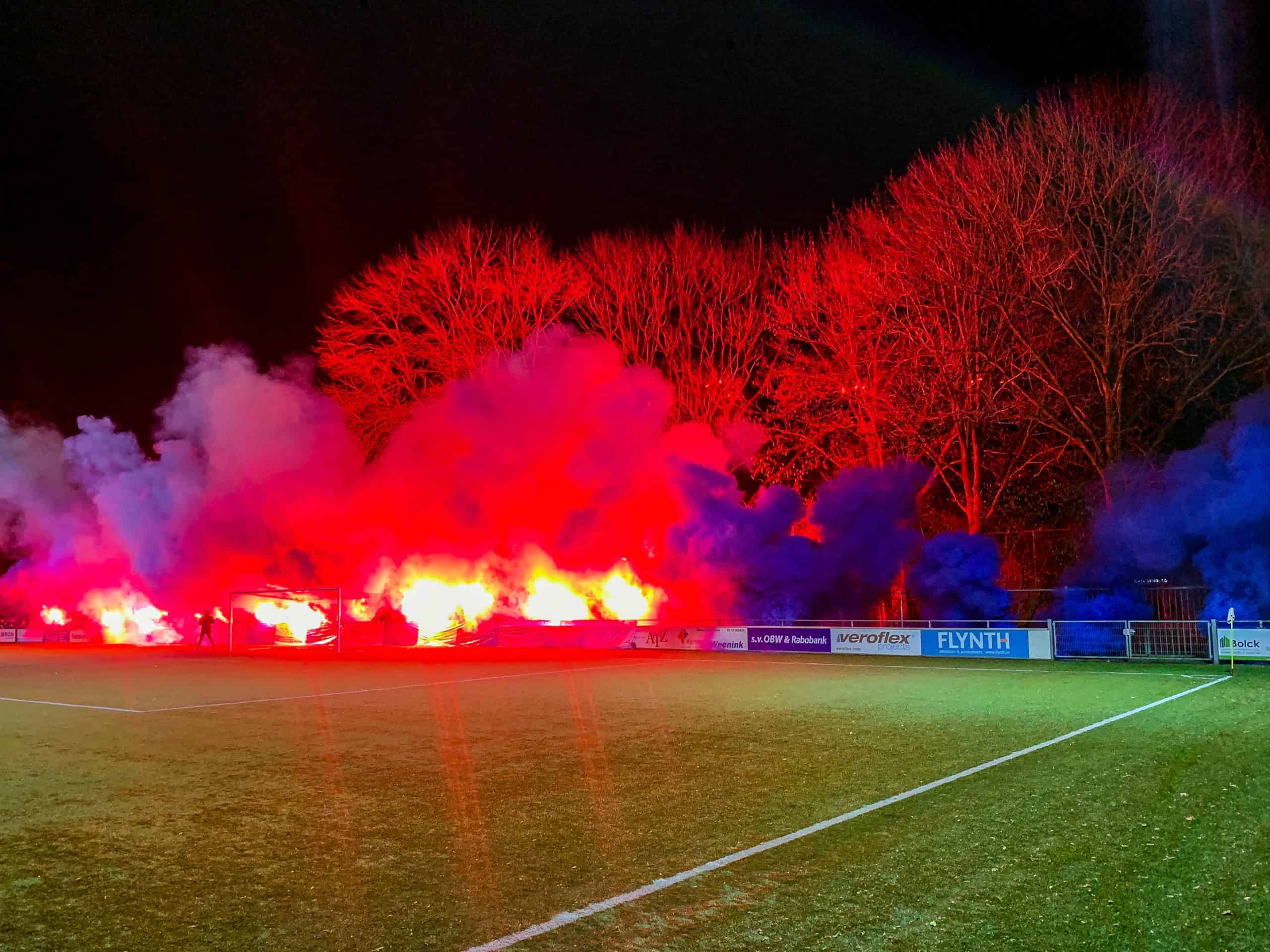Gigantische pyroshow bij derby van Zevenaar