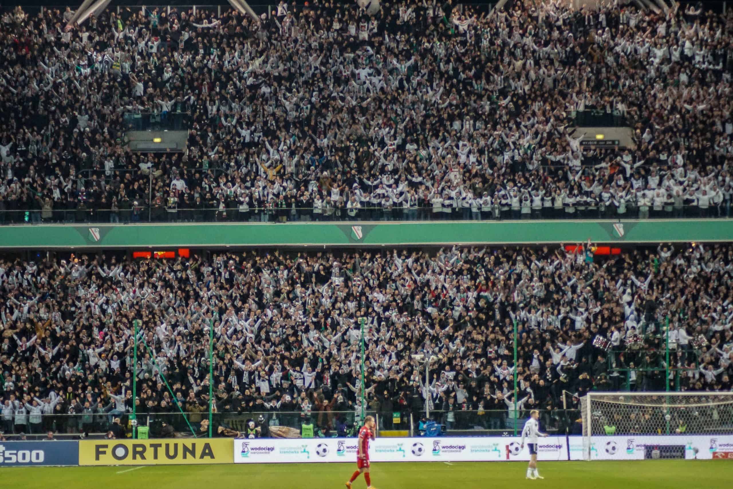 Poolse klassieker tussen Legia Warschau en Widzew Lodz keert terug met een knal