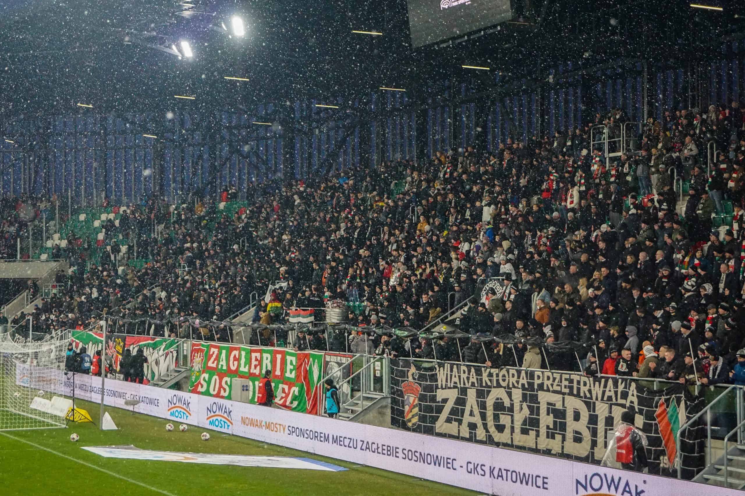 Hooligans domineren de sfeer bij stadionopener Zaglebie Sosnowiec