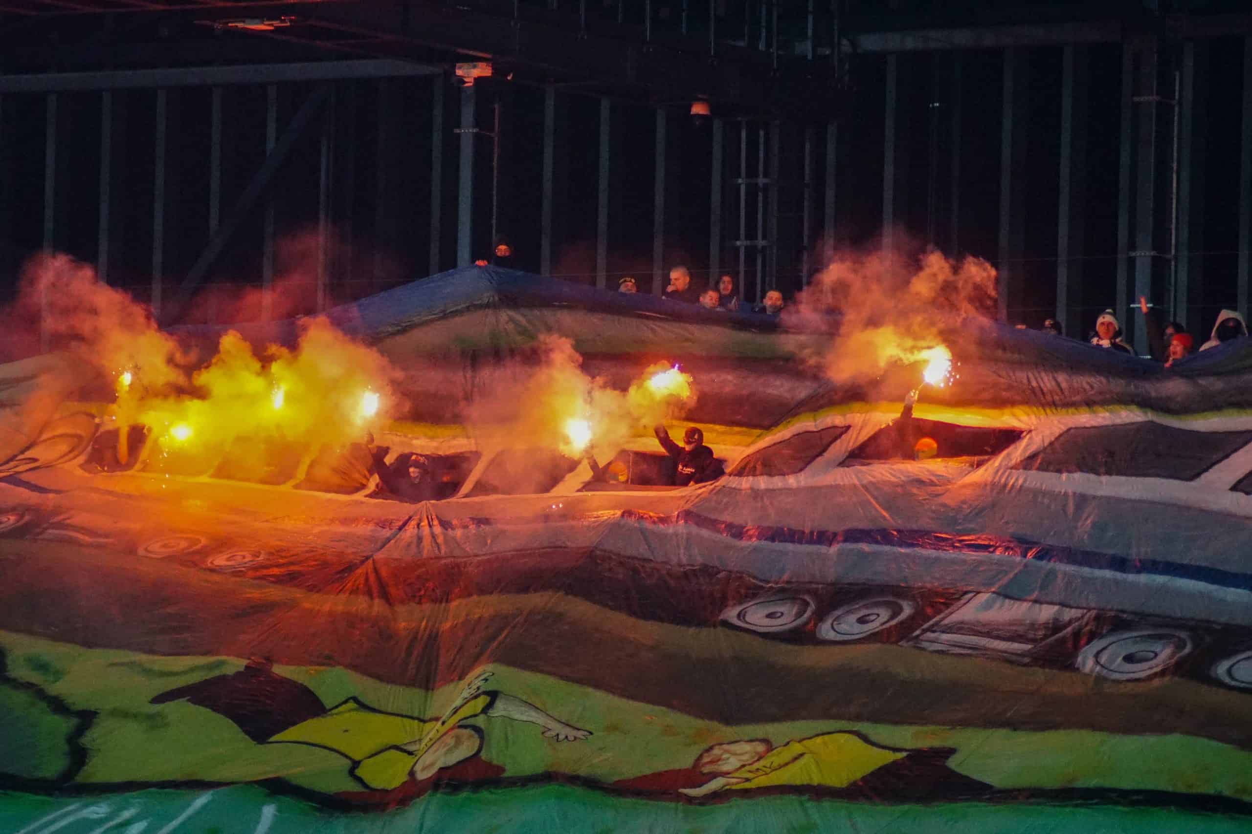 Hooligans domineren de sfeer bij stadionopener Zaglebie Sosnowiec