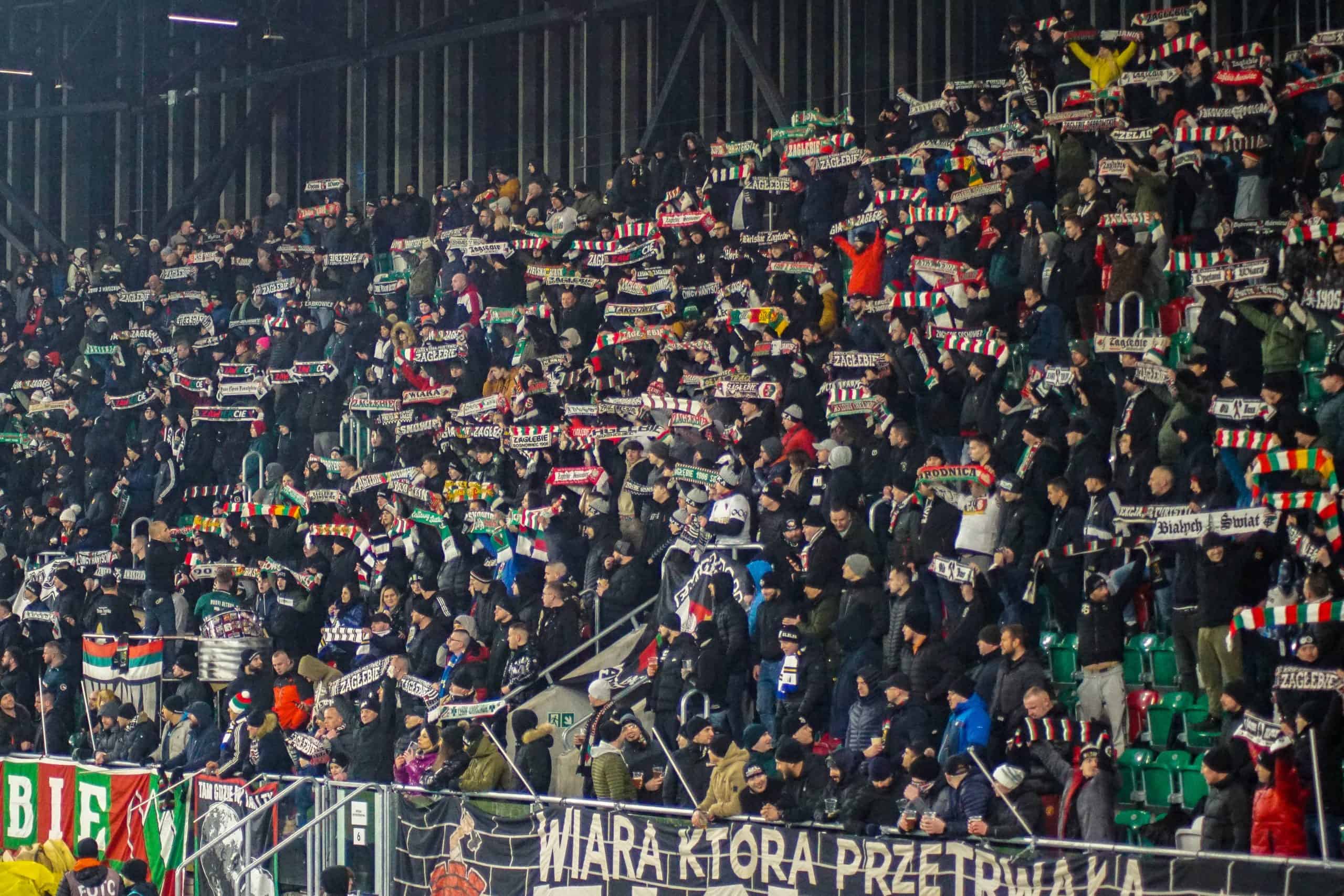 Hooligans domineren de sfeer bij stadionopener Zaglebie Sosnowiec