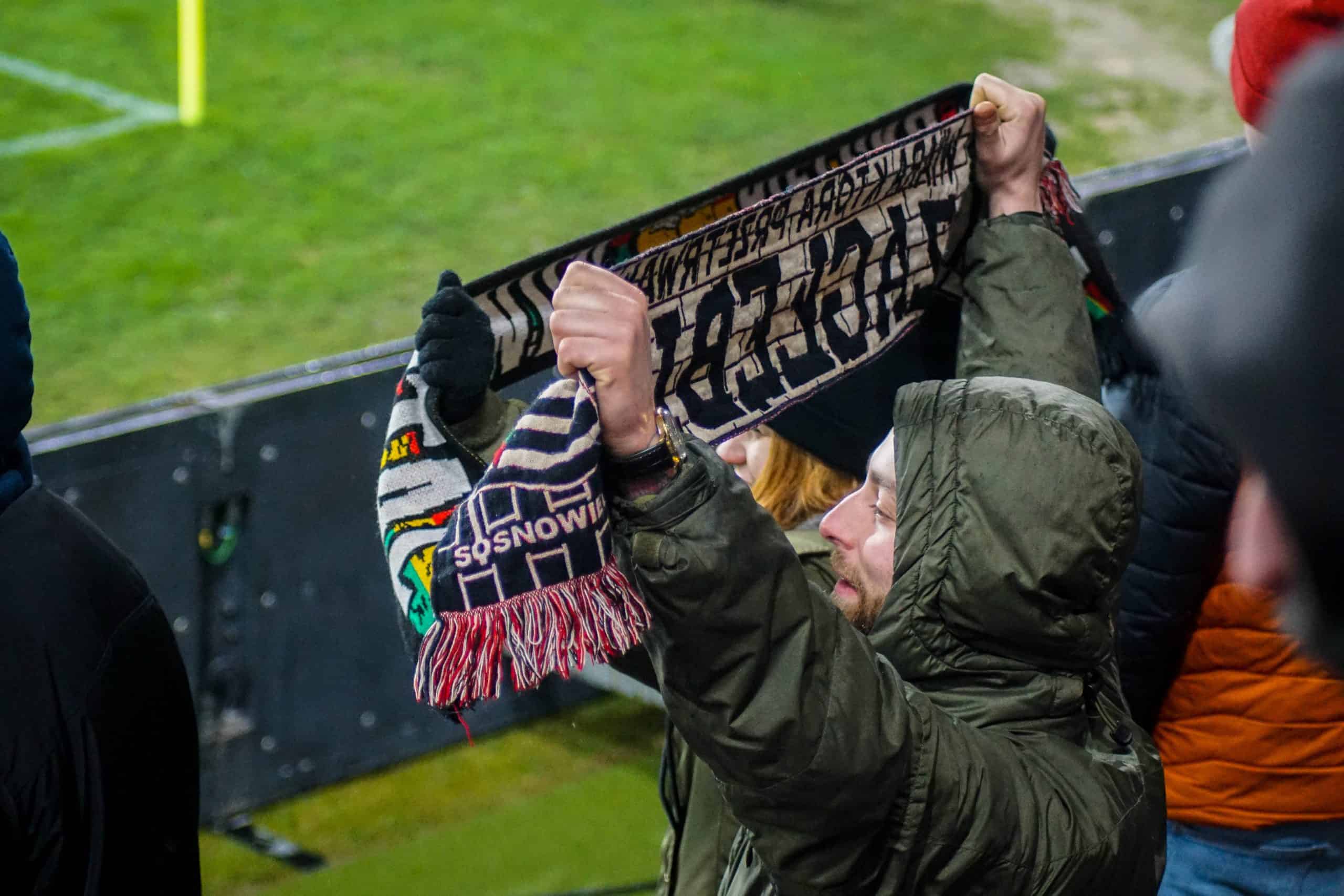 Hooligans domineren de sfeer bij stadionopener Zaglebie Sosnowiec