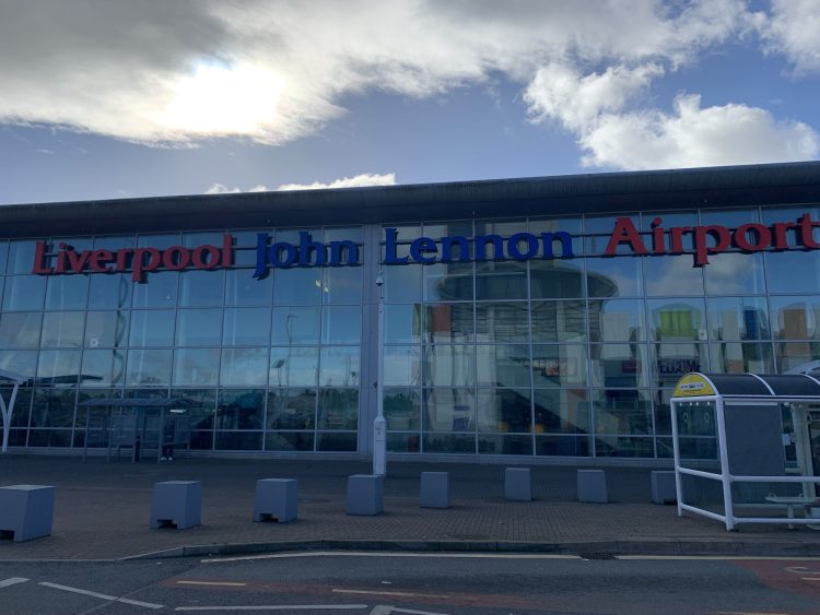 John Lennon airport - de start van een mannenweekend Liverpool