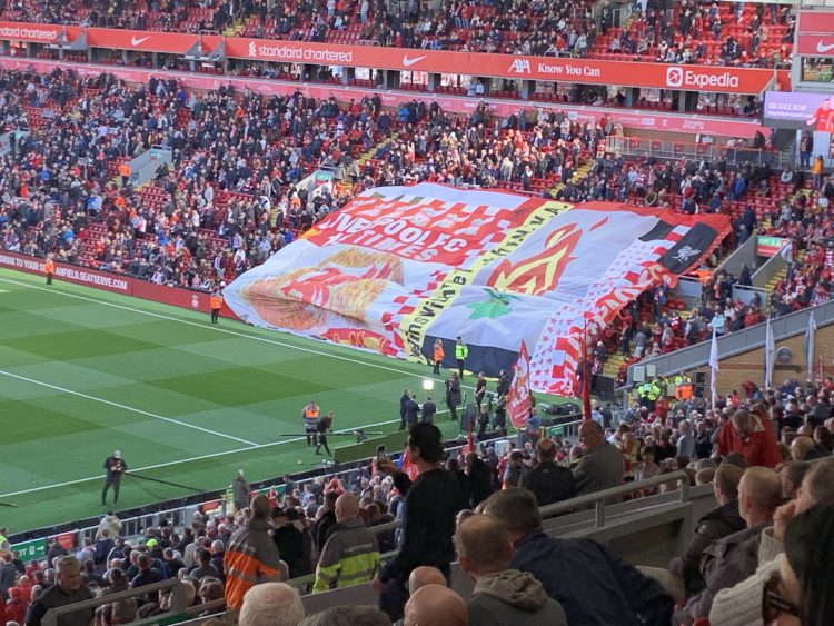 Liverpool fans laten zich zien met mooie spandoeken