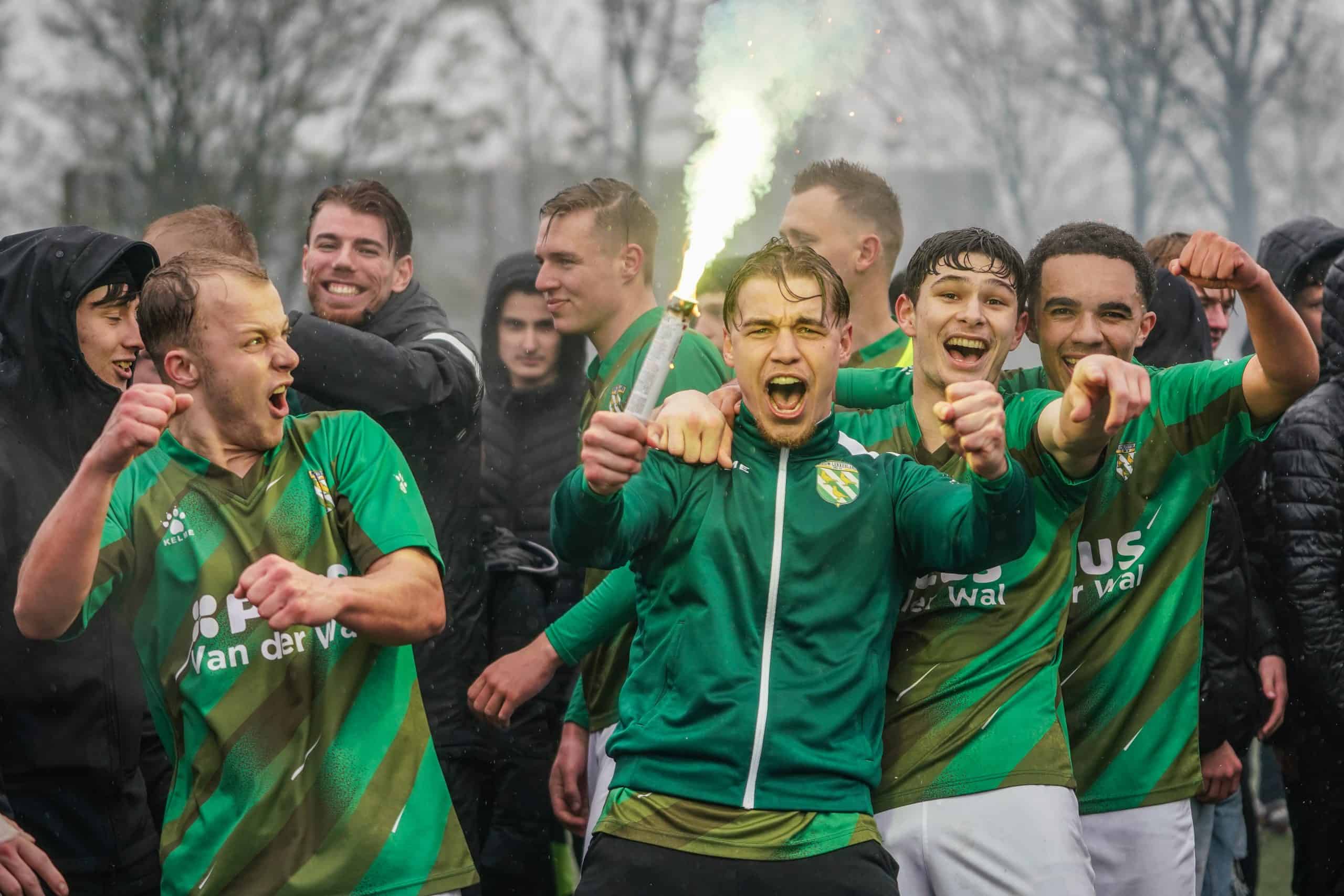Derby tussen Nieuw-Lekkerland en De Zwerver zorgt voor spektakel naast het veld