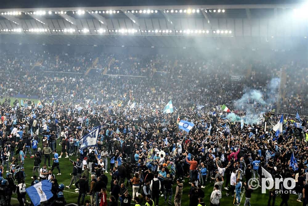 De supporters van Napoli waren niet te houden na het laatste fluitsignaal in Udine