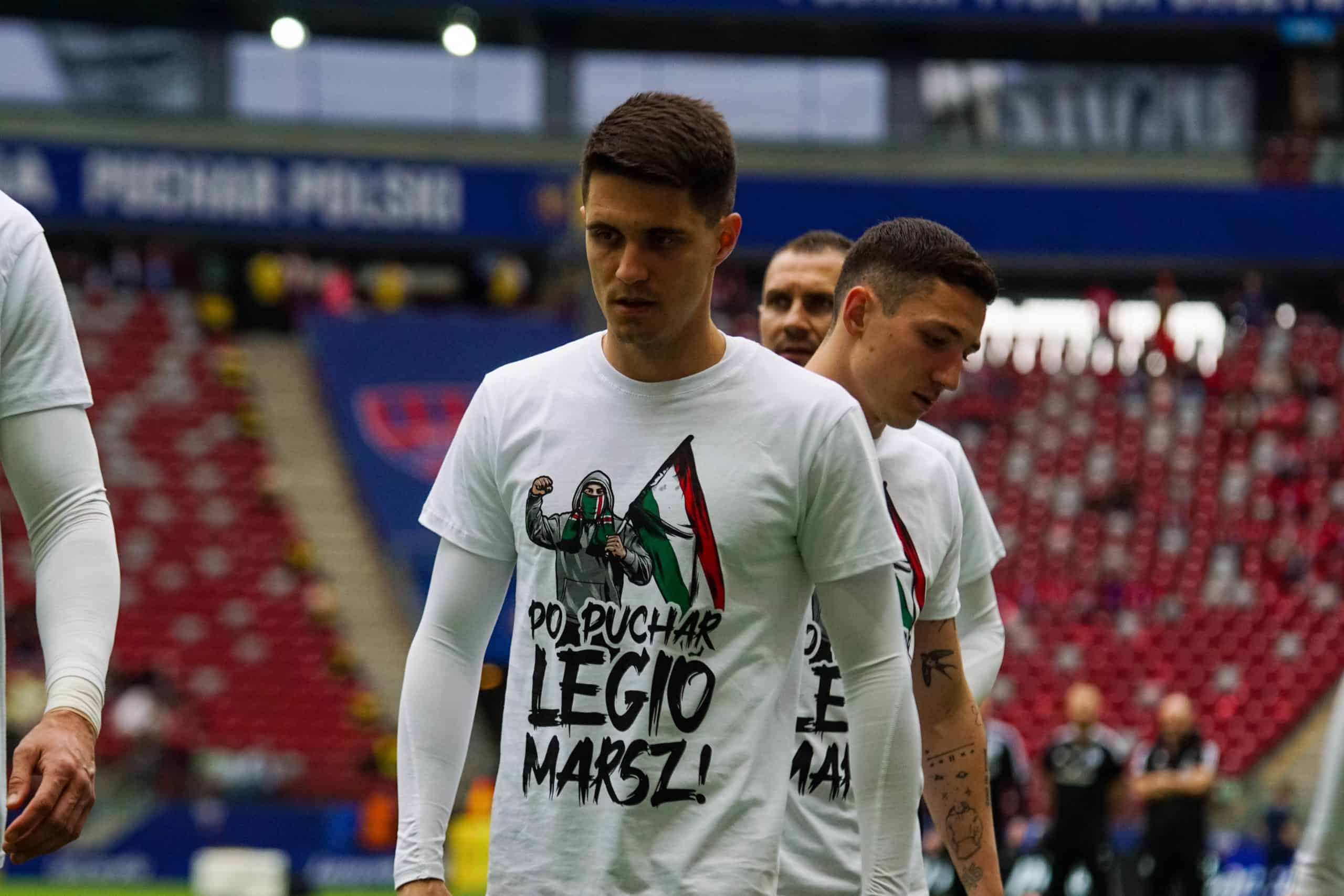 ‘Warschau houdt van winnaars’; Legia pakt beker in pyroparty