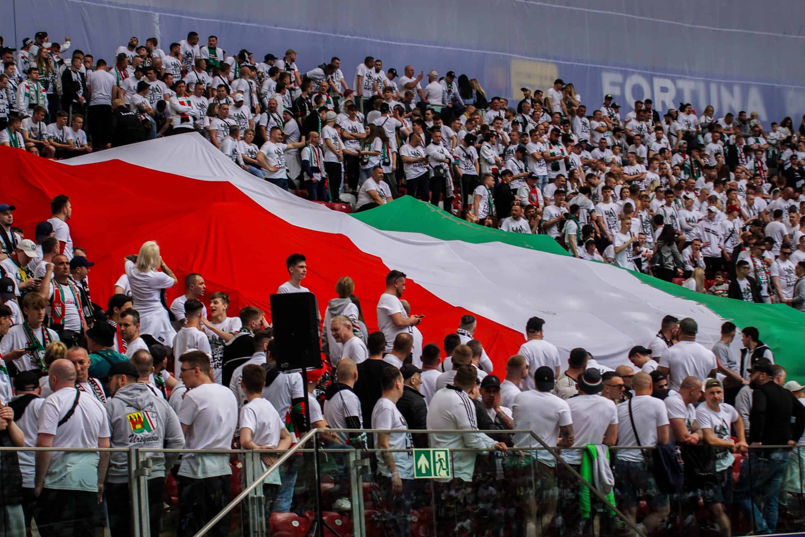 ‘Warschau houdt van winnaars’; Legia pakt beker in pyroparty