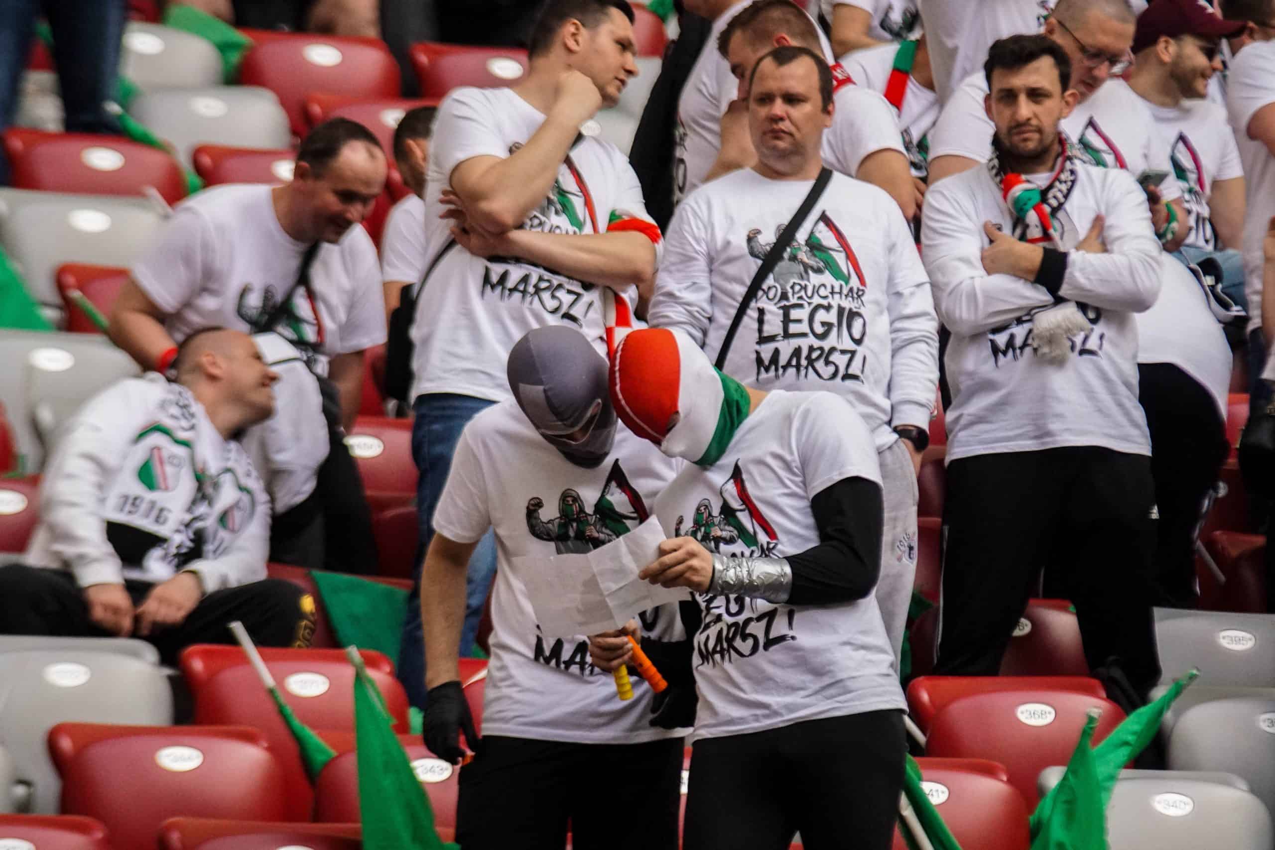 ‘Warschau houdt van winnaars’; Legia pakt beker in pyroparty