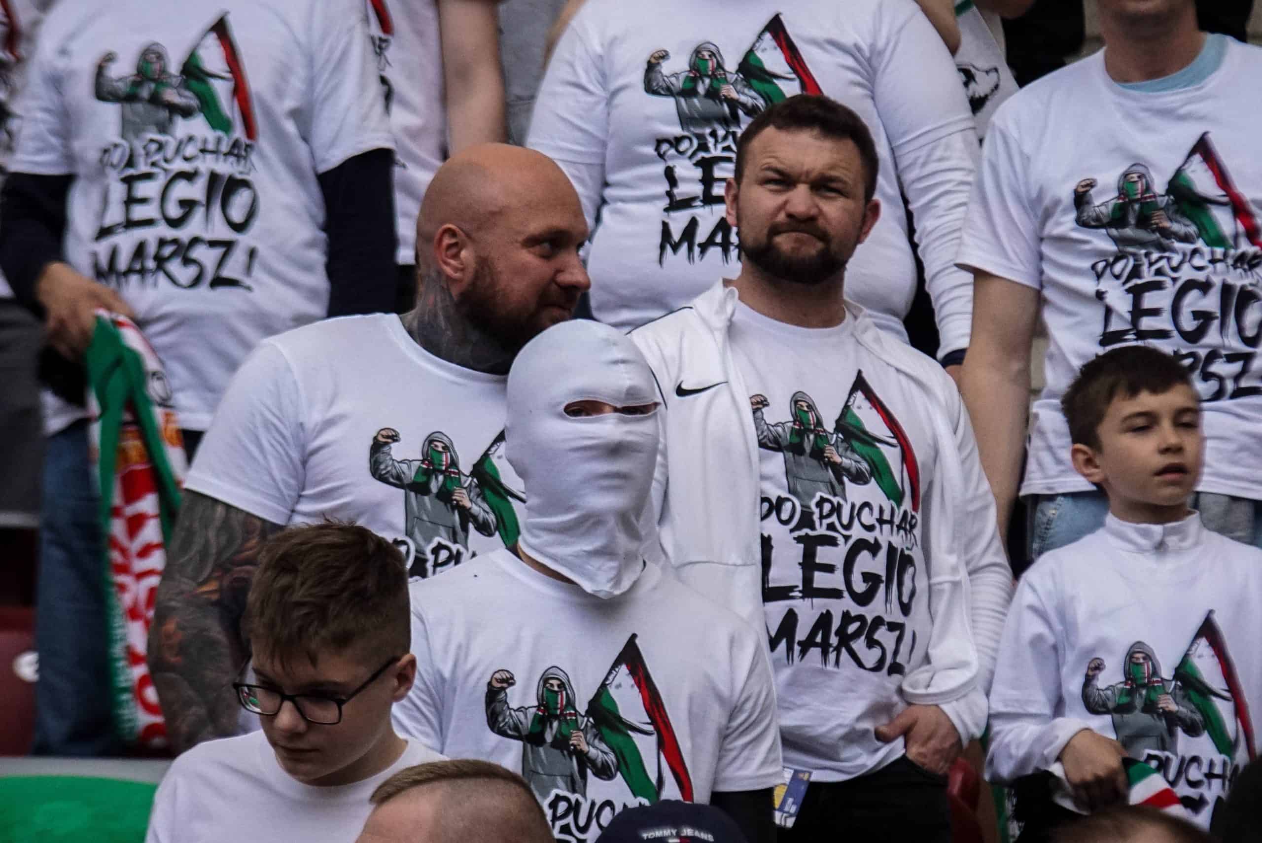 ‘Warschau houdt van winnaars’; Legia pakt beker in pyroparty