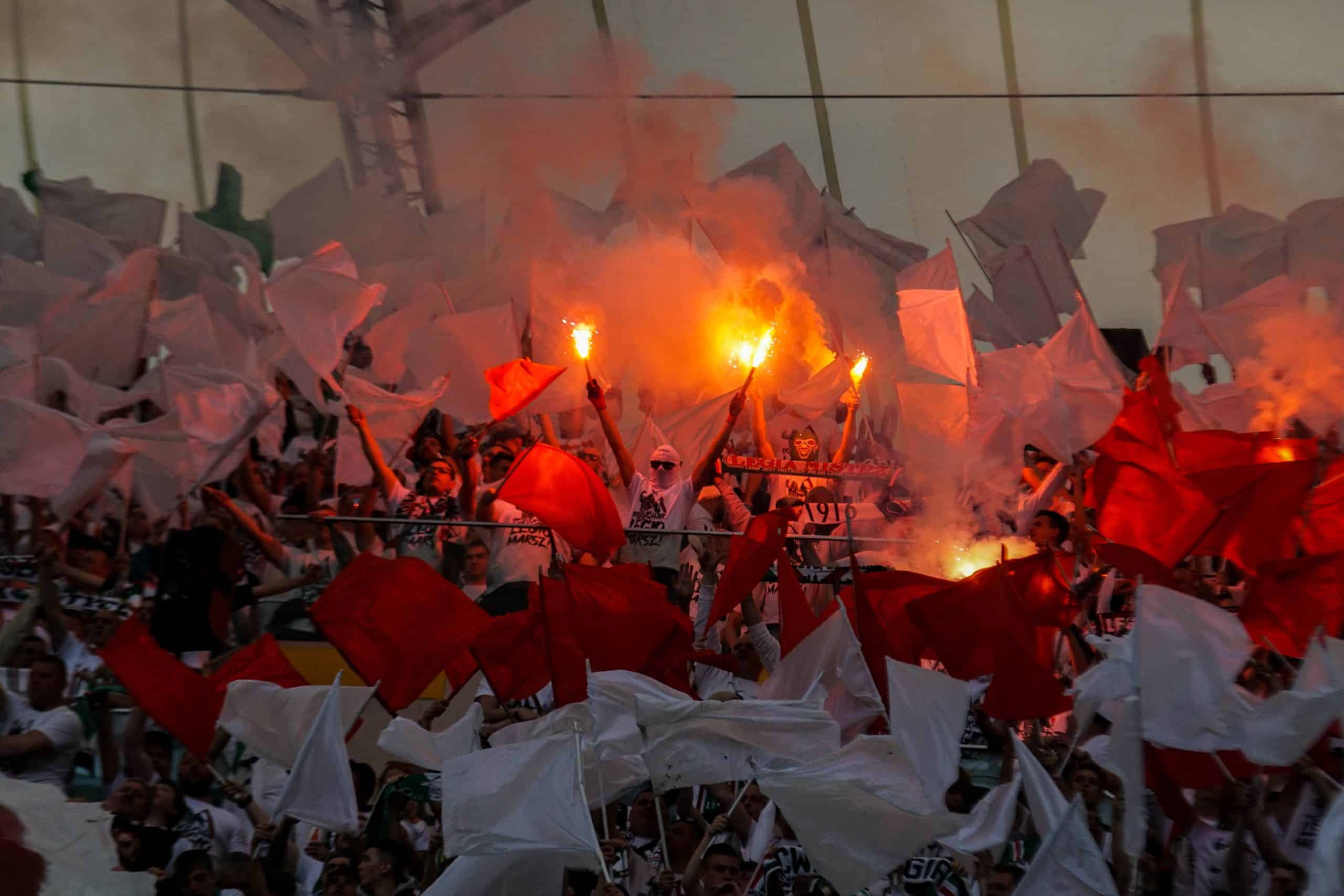 ‘Warschau houdt van winnaars’; Legia pakt beker in pyroparty