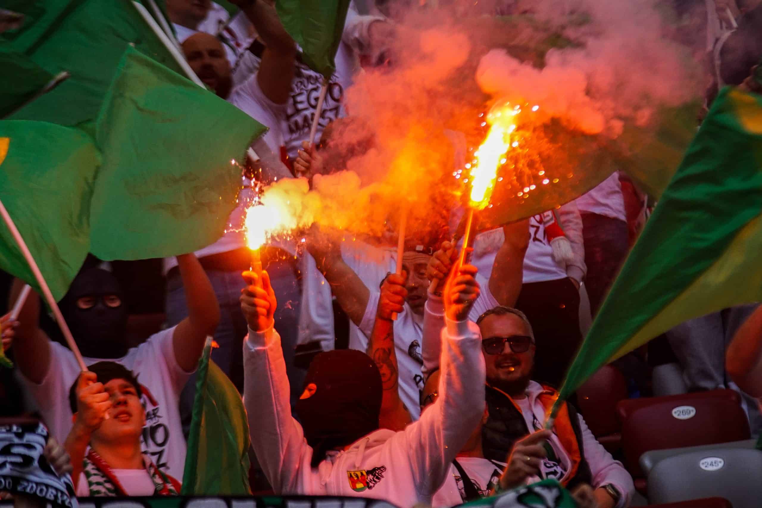 ‘Warschau houdt van winnaars’; Legia pakt beker in pyroparty