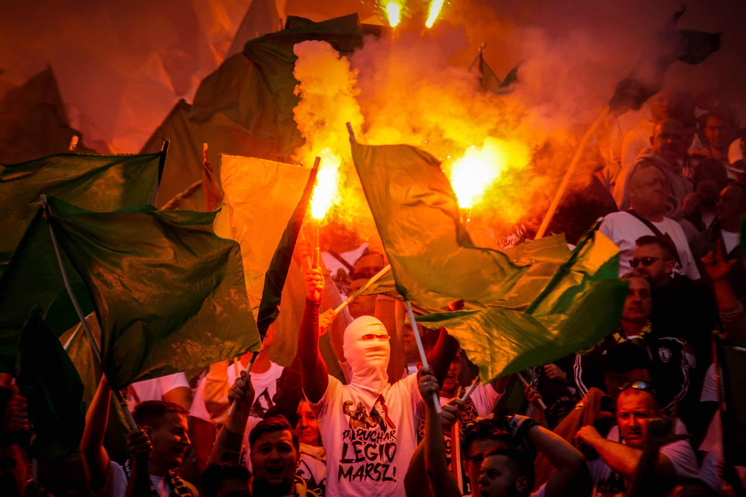 ‘Warschau houdt van winnaars’; Legia pakt beker in pyroparty