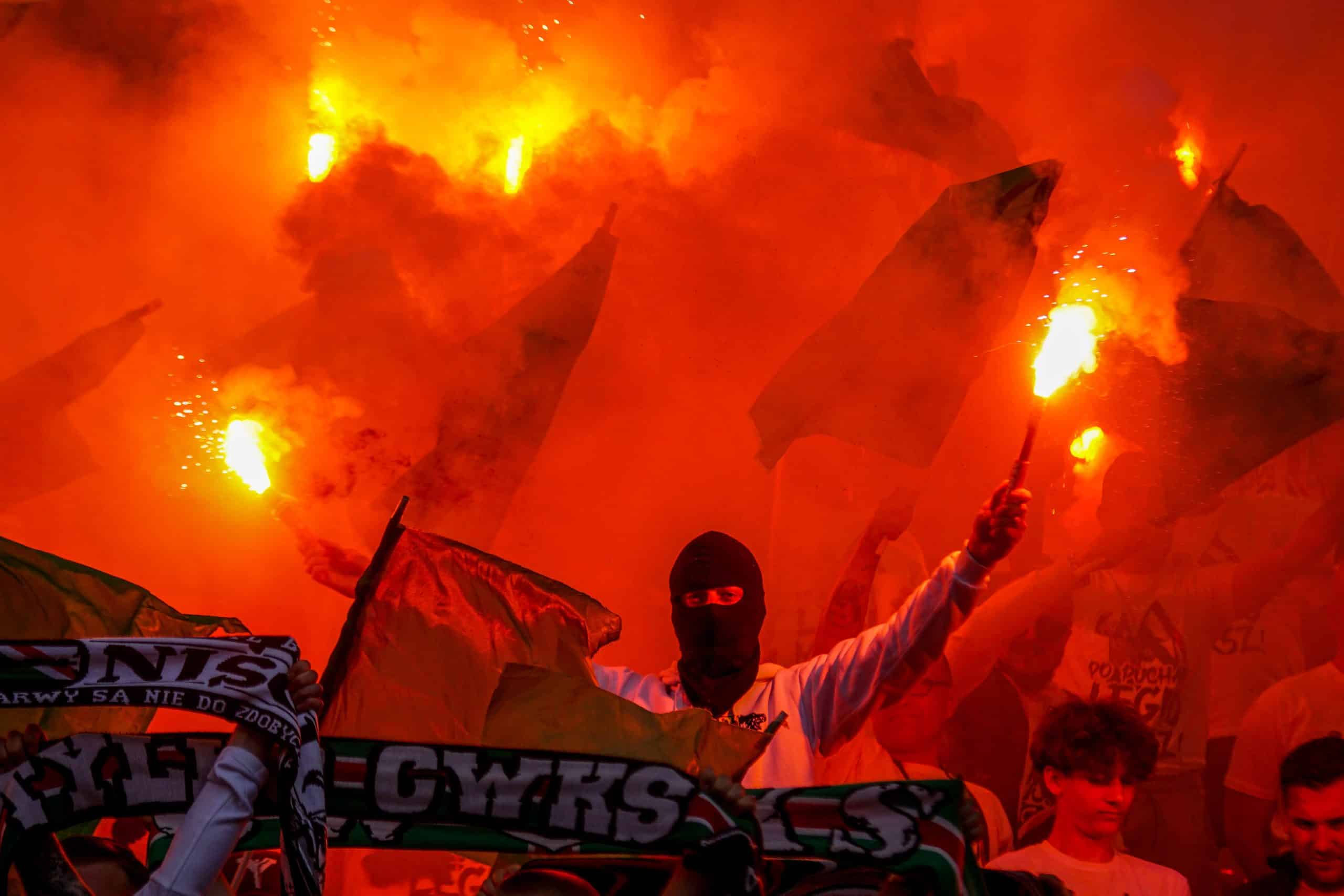‘Warschau houdt van winnaars’; Legia pakt beker in pyroparty