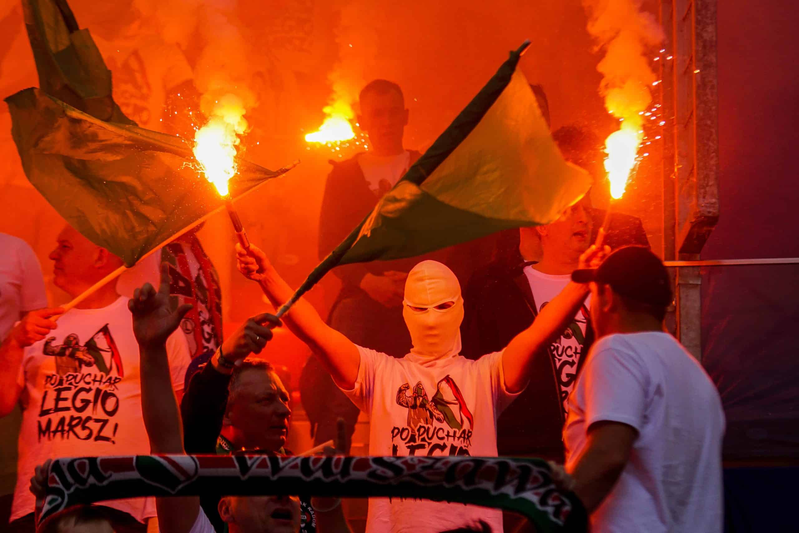 ‘Warschau houdt van winnaars’; Legia pakt beker in pyroparty