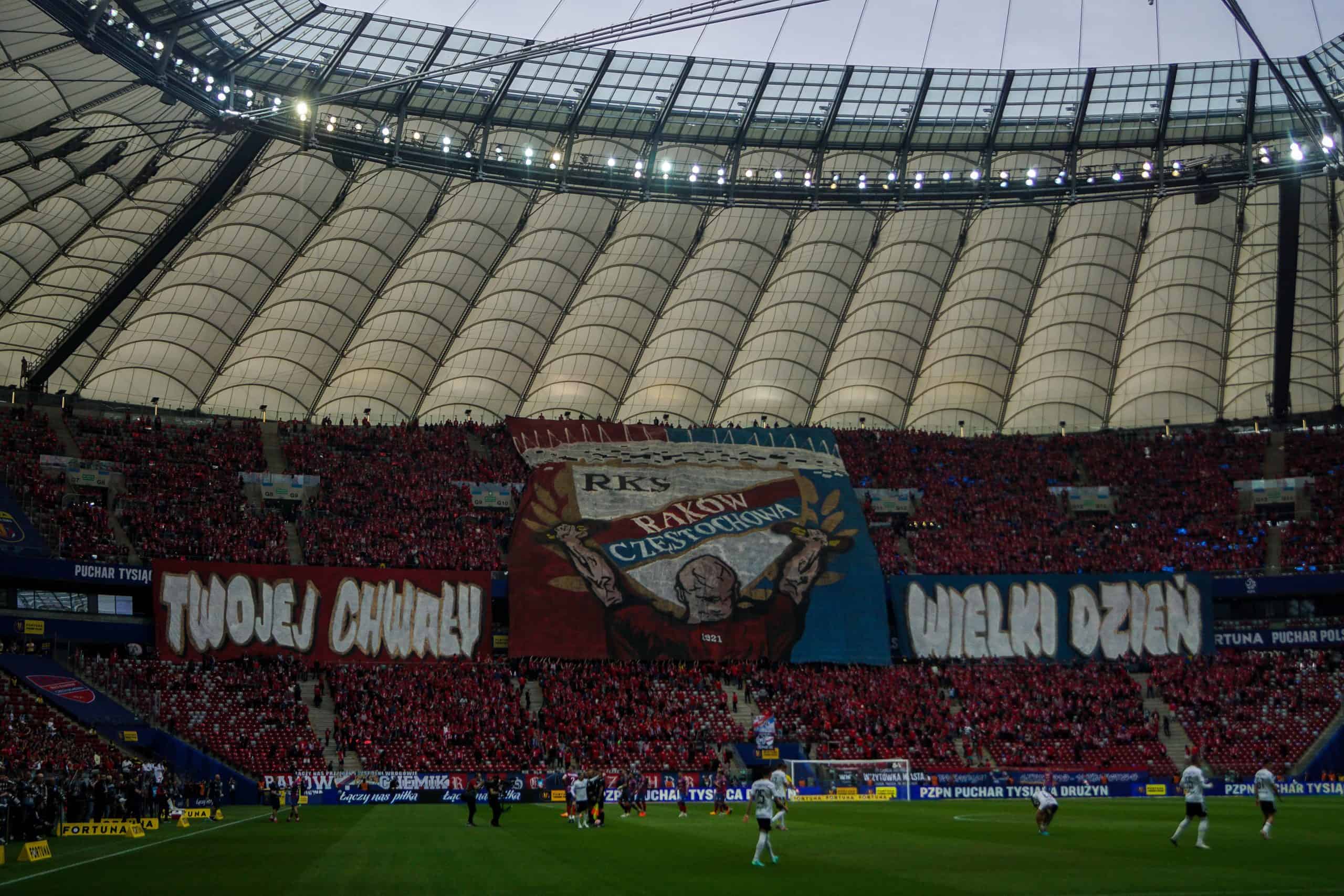 ‘Warschau houdt van winnaars’; Legia pakt beker in pyroparty