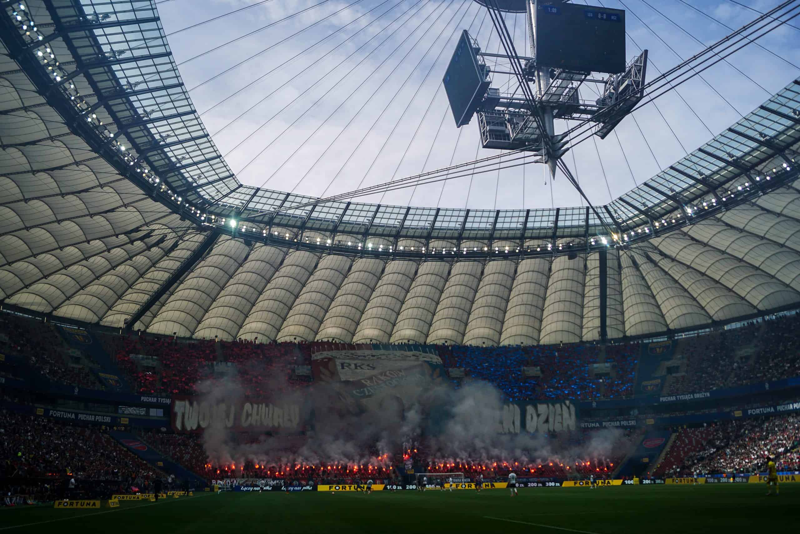 ‘Warschau houdt van winnaars’; Legia pakt beker in pyroparty