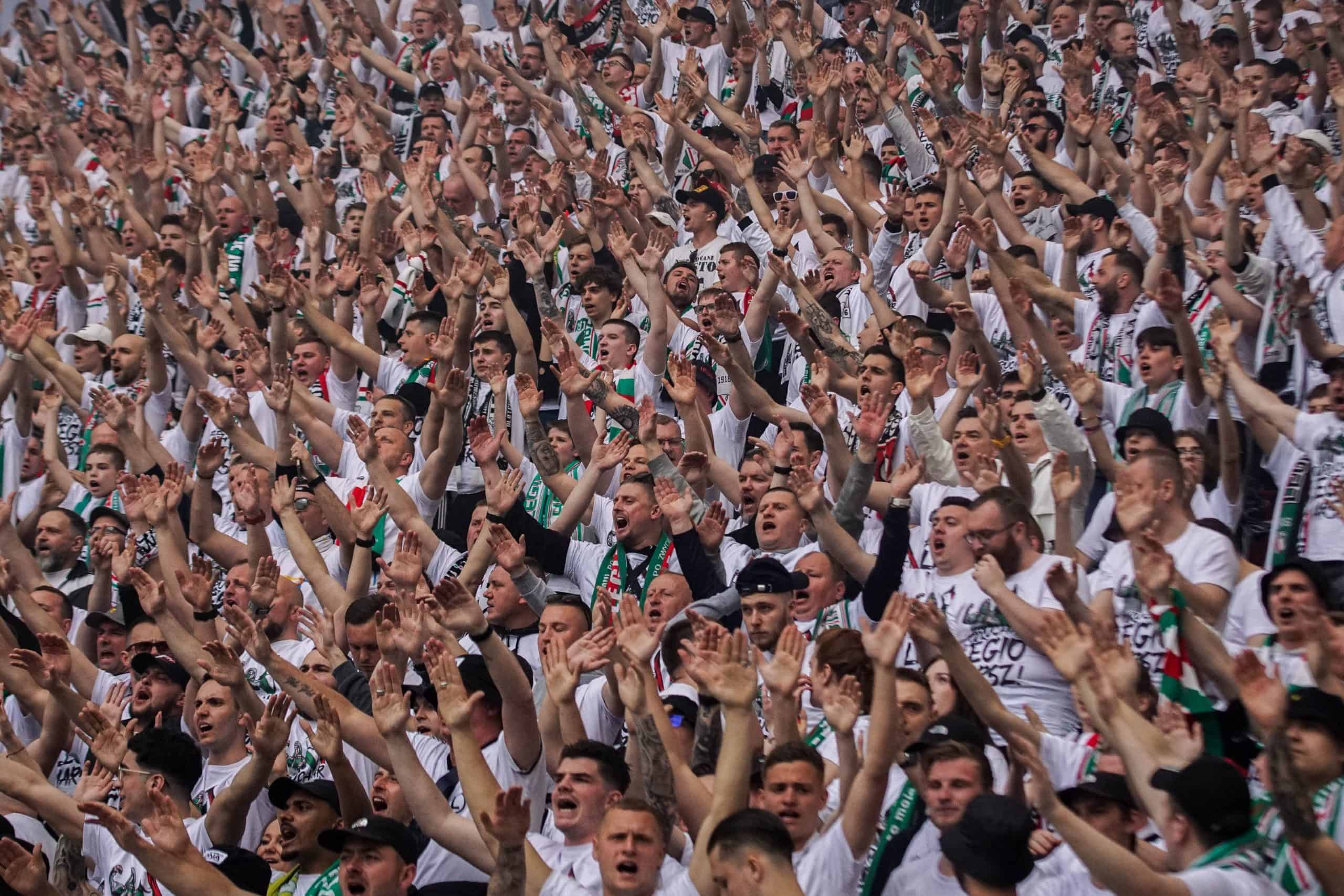 ‘Warschau houdt van winnaars’; Legia pakt beker in pyroparty