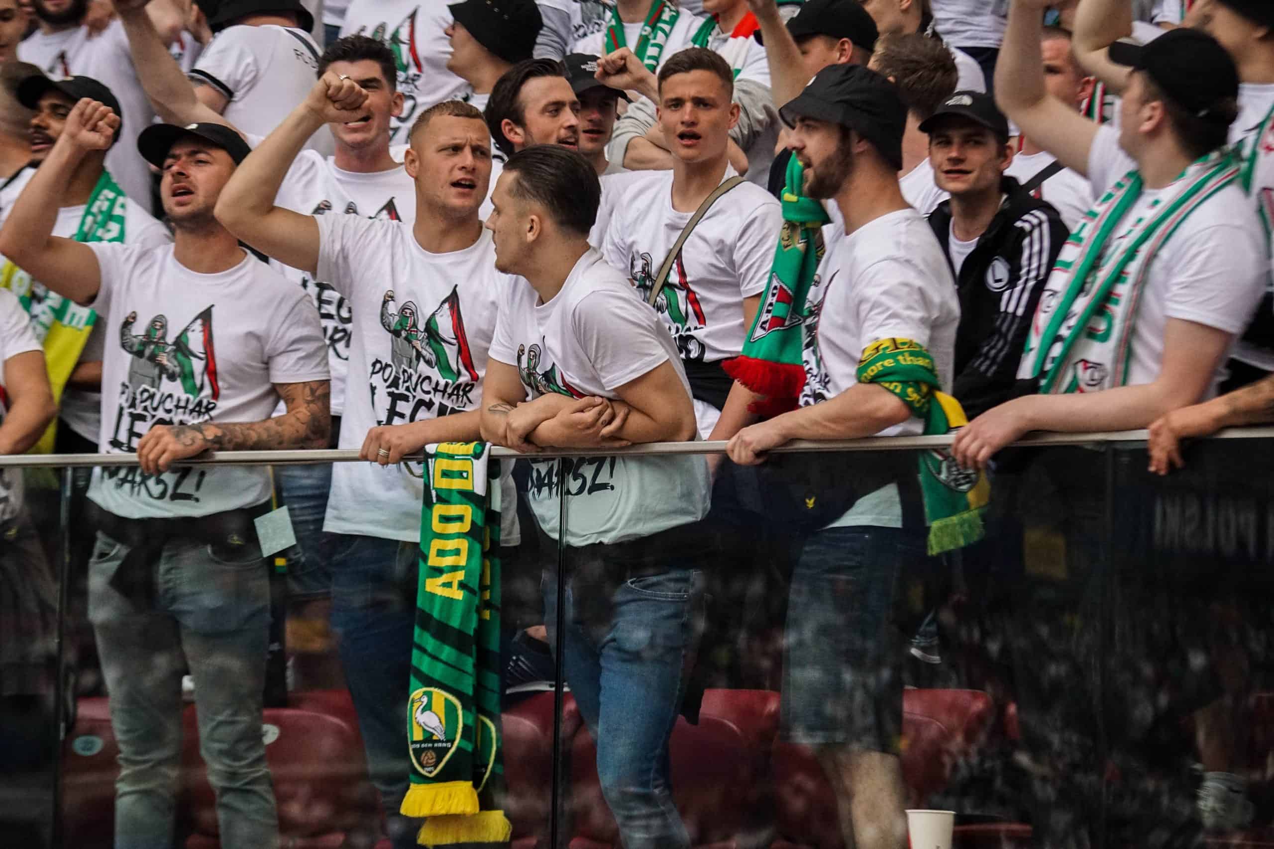 ‘Warschau houdt van winnaars’; Legia pakt beker in pyroparty