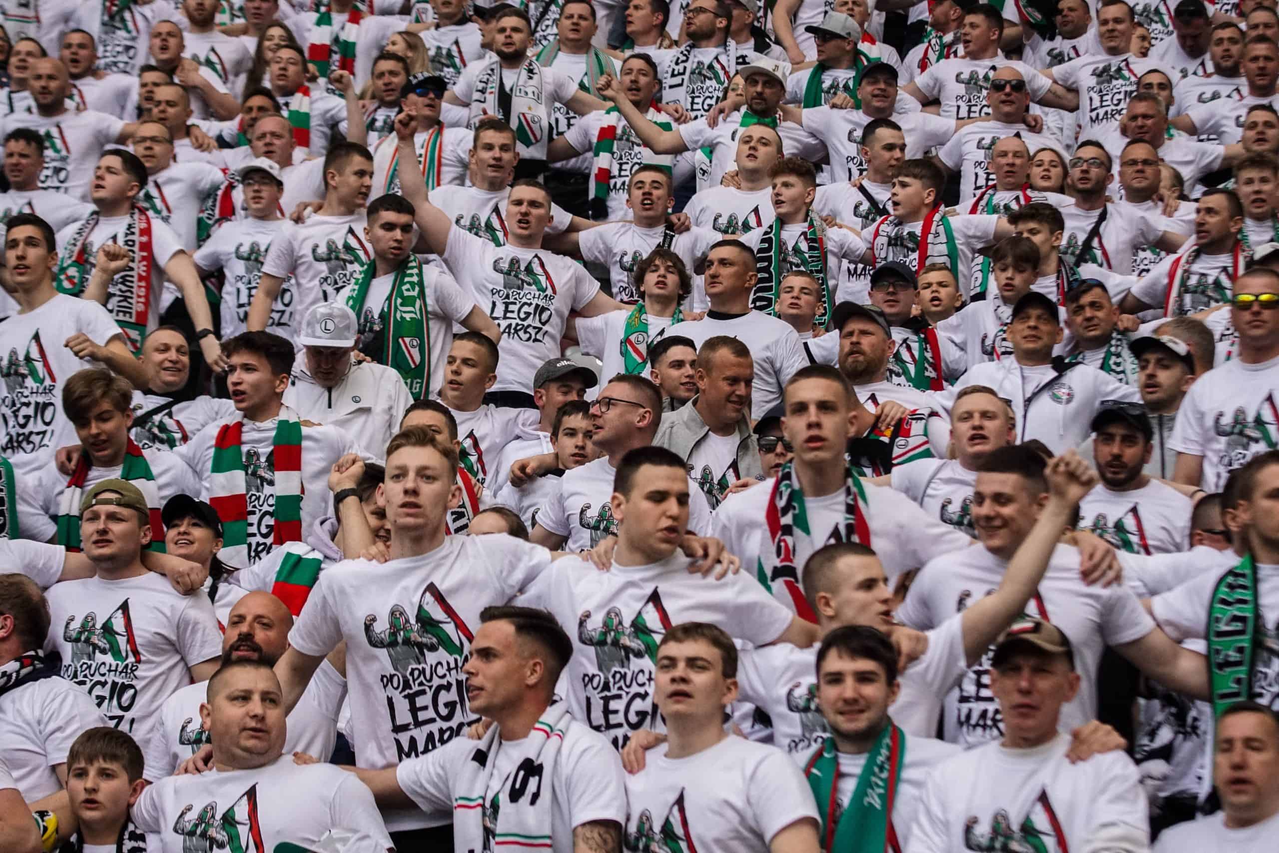‘Warschau houdt van winnaars’; Legia pakt beker in pyroparty