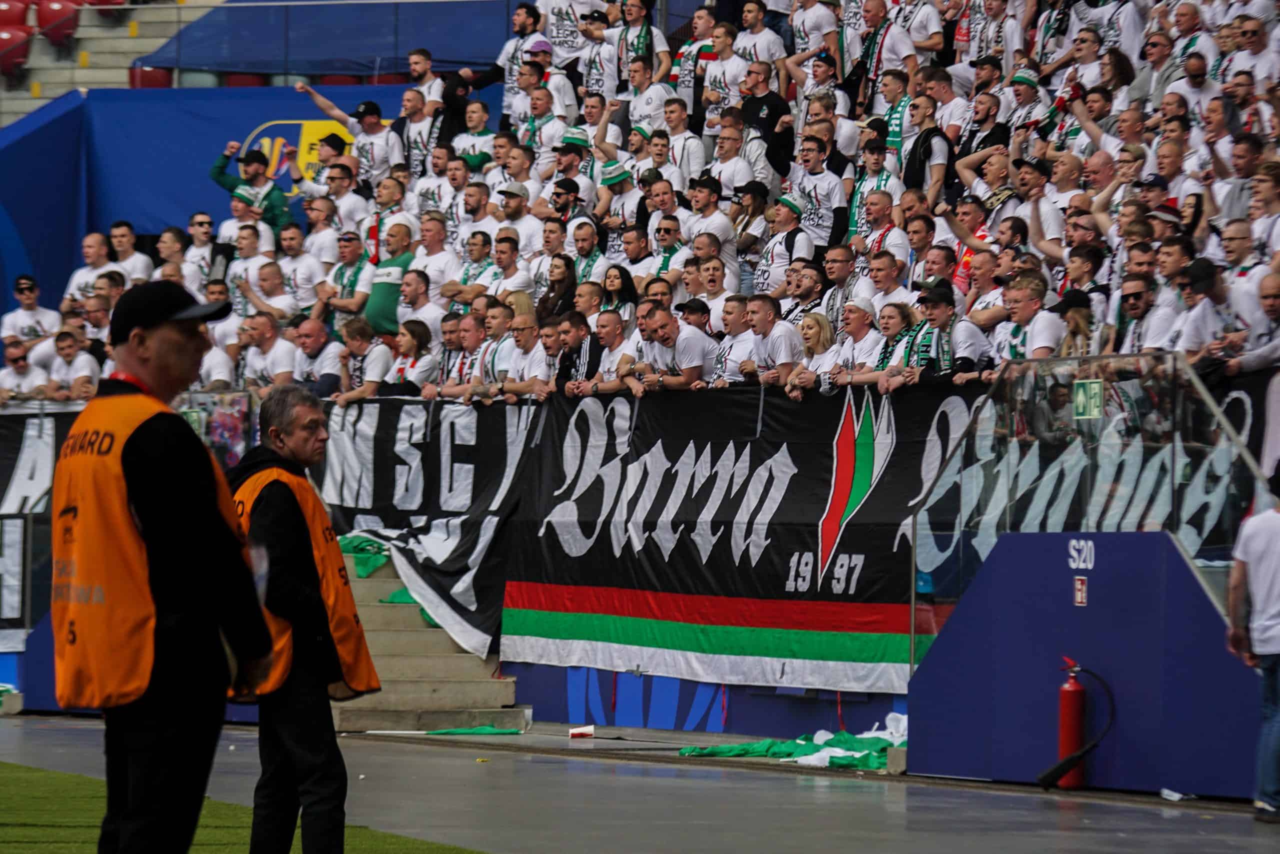 ‘Warschau houdt van winnaars’; Legia pakt beker in pyroparty