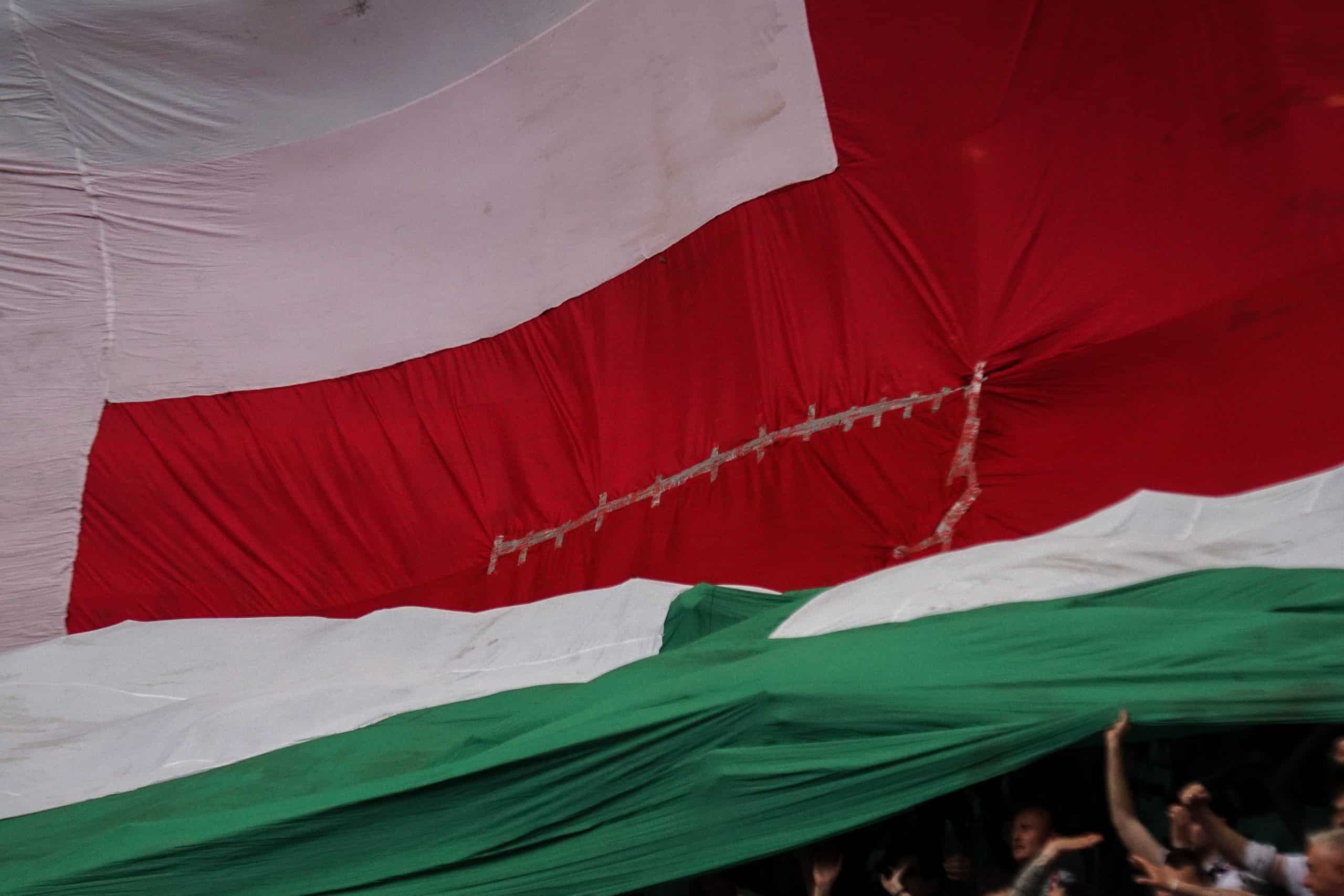 ‘Warschau houdt van winnaars’; Legia pakt beker in pyroparty