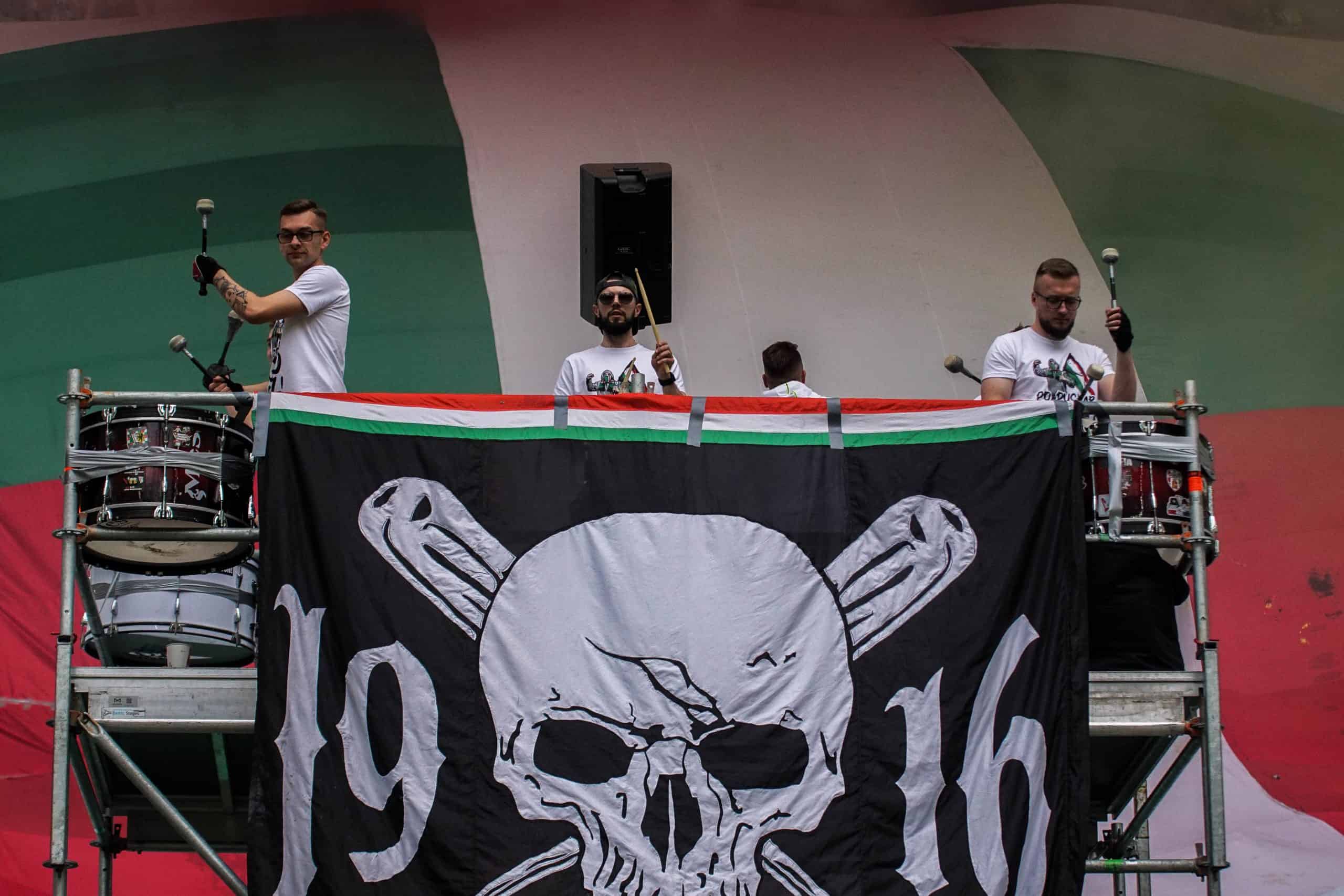 ‘Warschau houdt van winnaars’; Legia pakt beker in pyroparty
