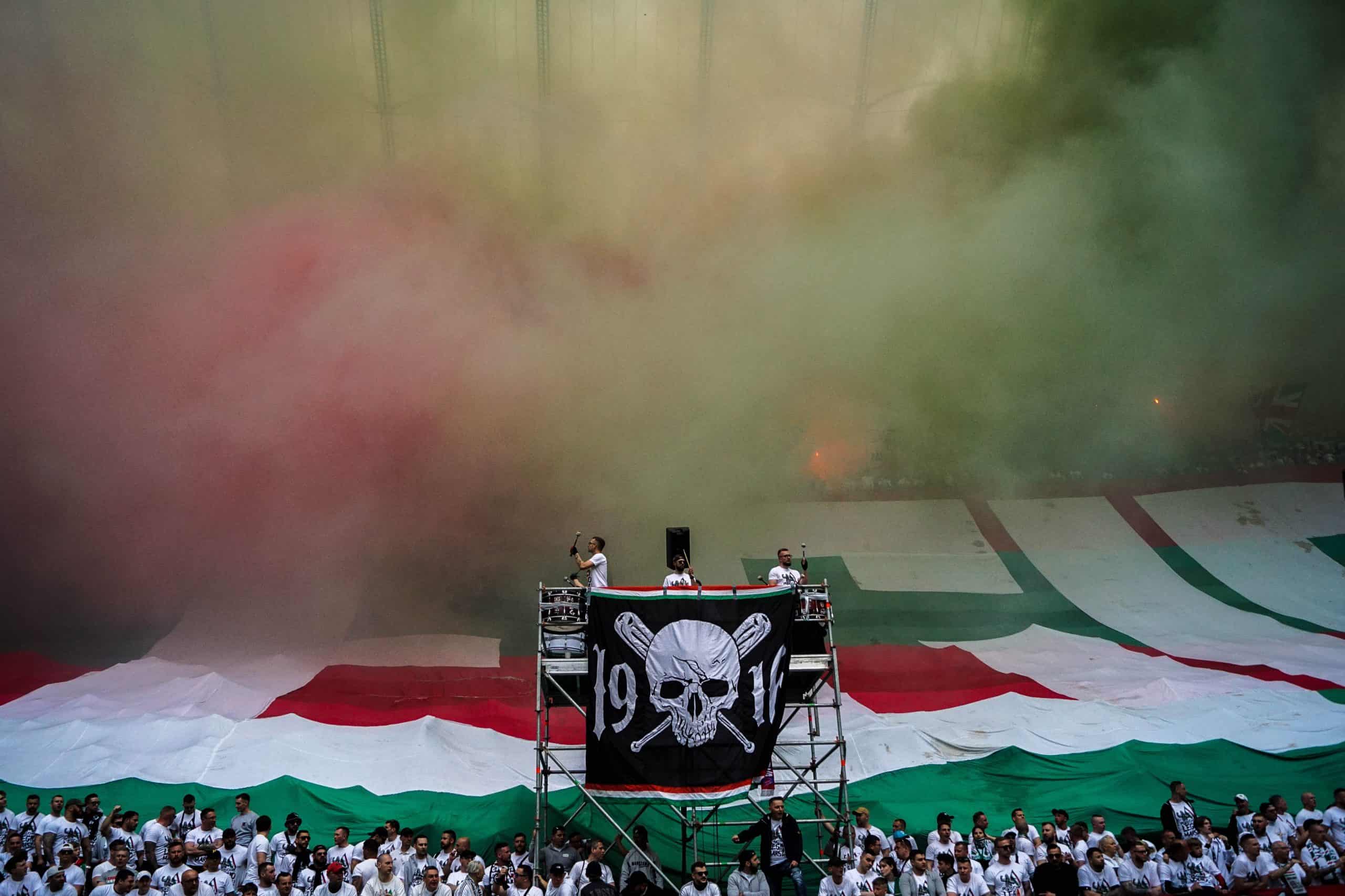 ‘Warschau houdt van winnaars’; Legia pakt beker in pyroparty