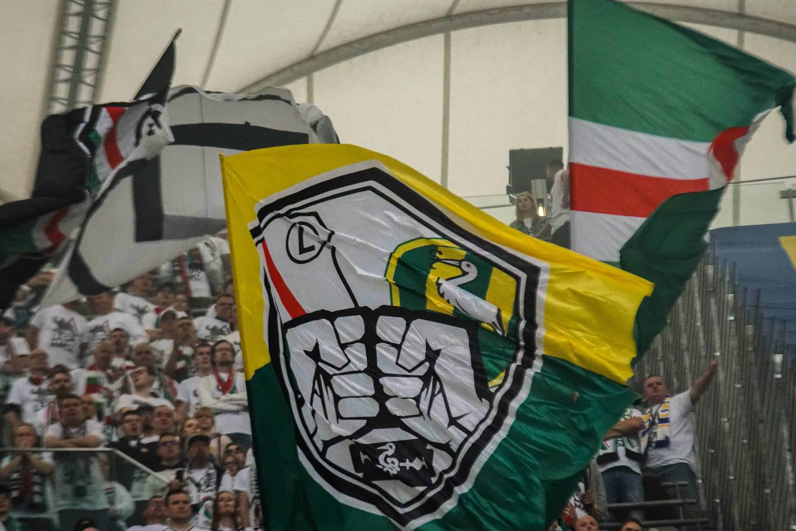 ‘Warschau houdt van winnaars’; Legia pakt beker in pyroparty