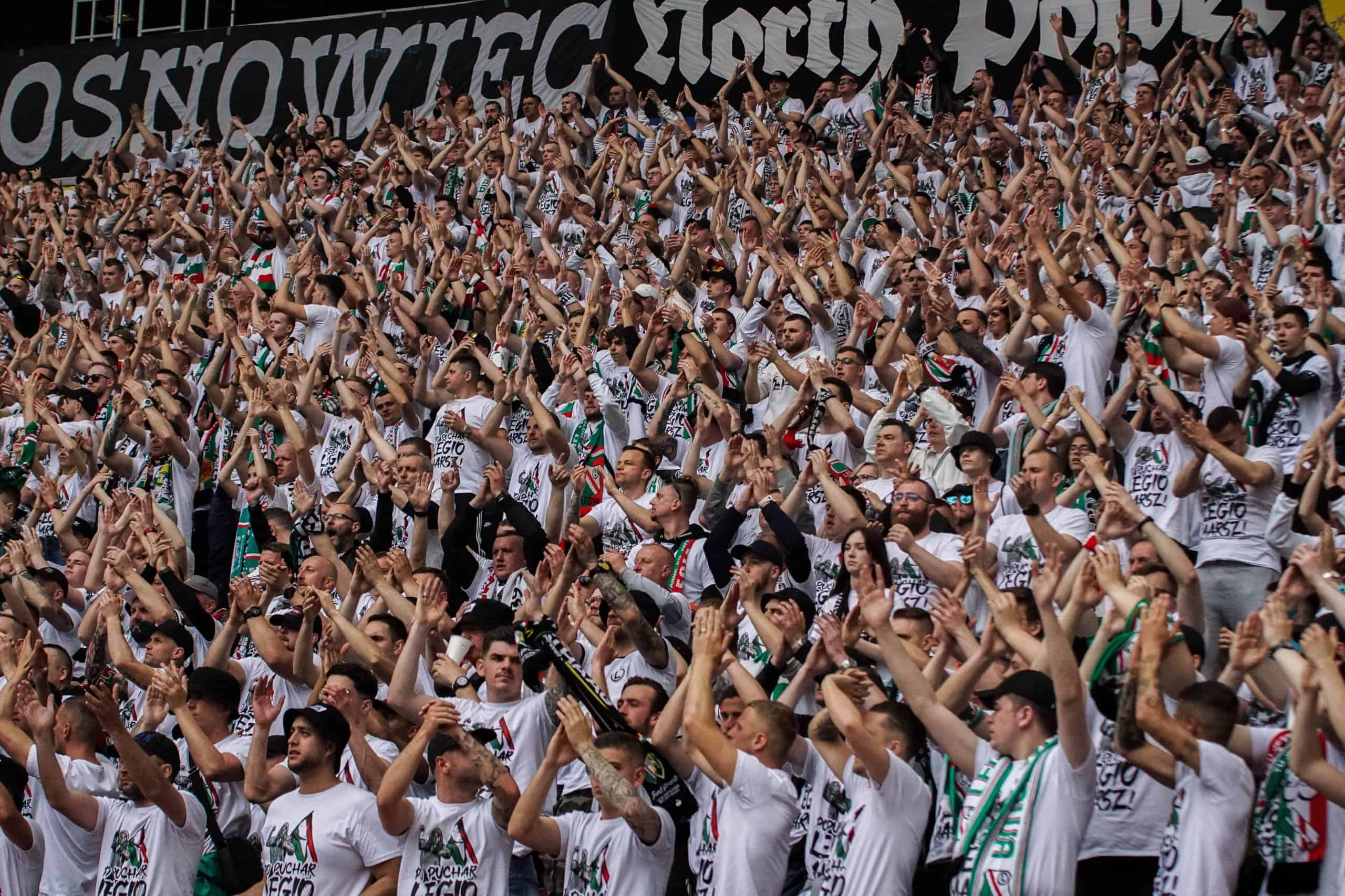 ‘Warschau houdt van winnaars’; Legia pakt beker in pyroparty