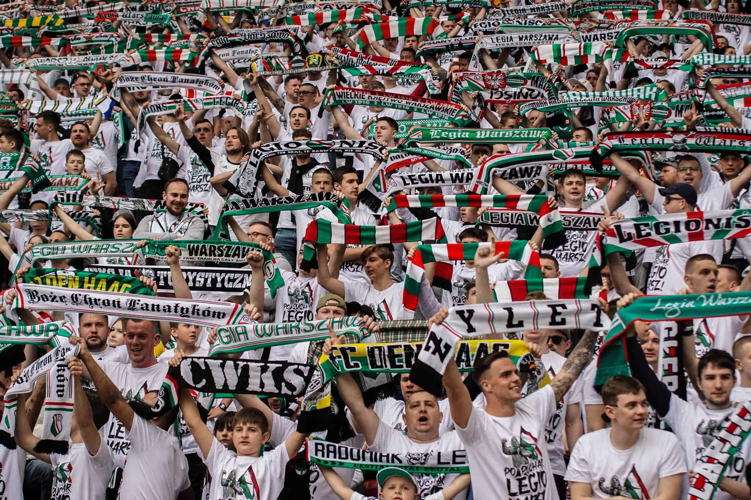 ‘Warschau houdt van winnaars’; Legia pakt beker in pyroparty