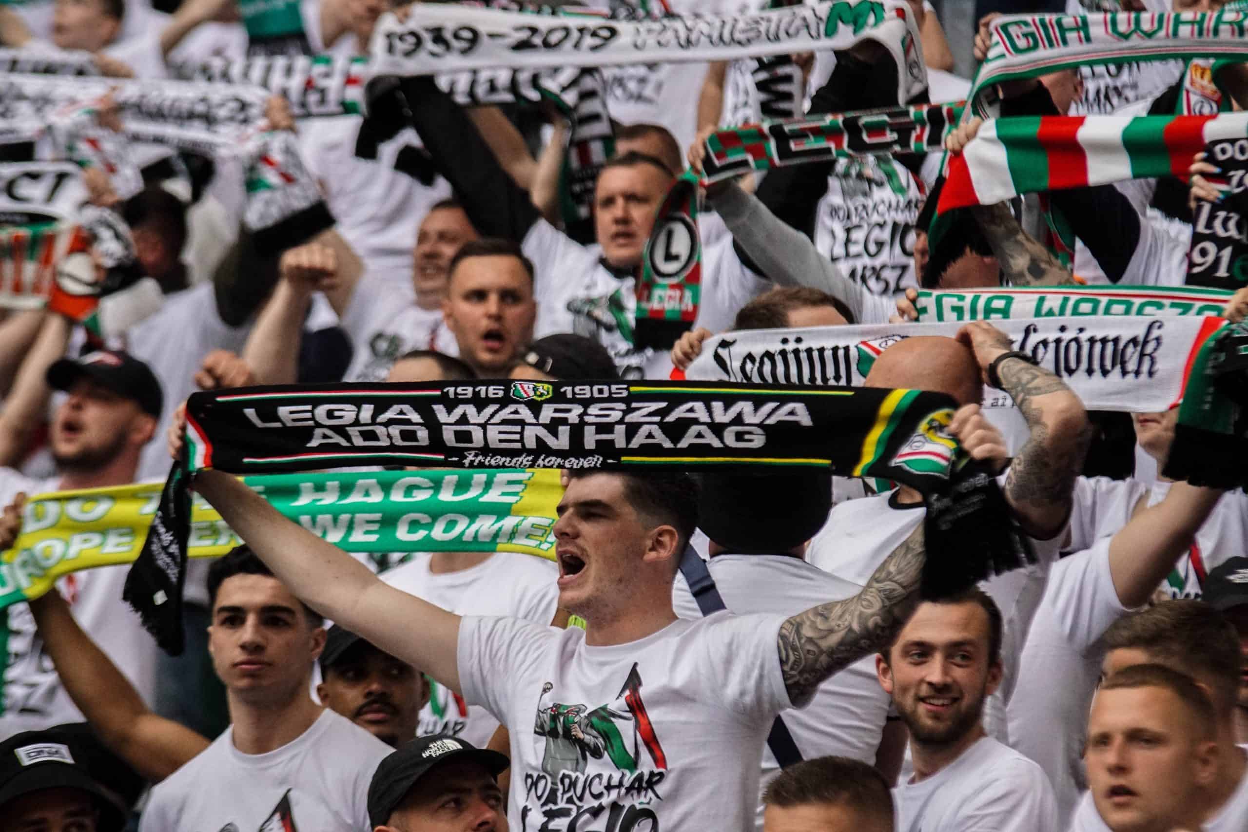 ‘Warschau houdt van winnaars’; Legia pakt beker in pyroparty